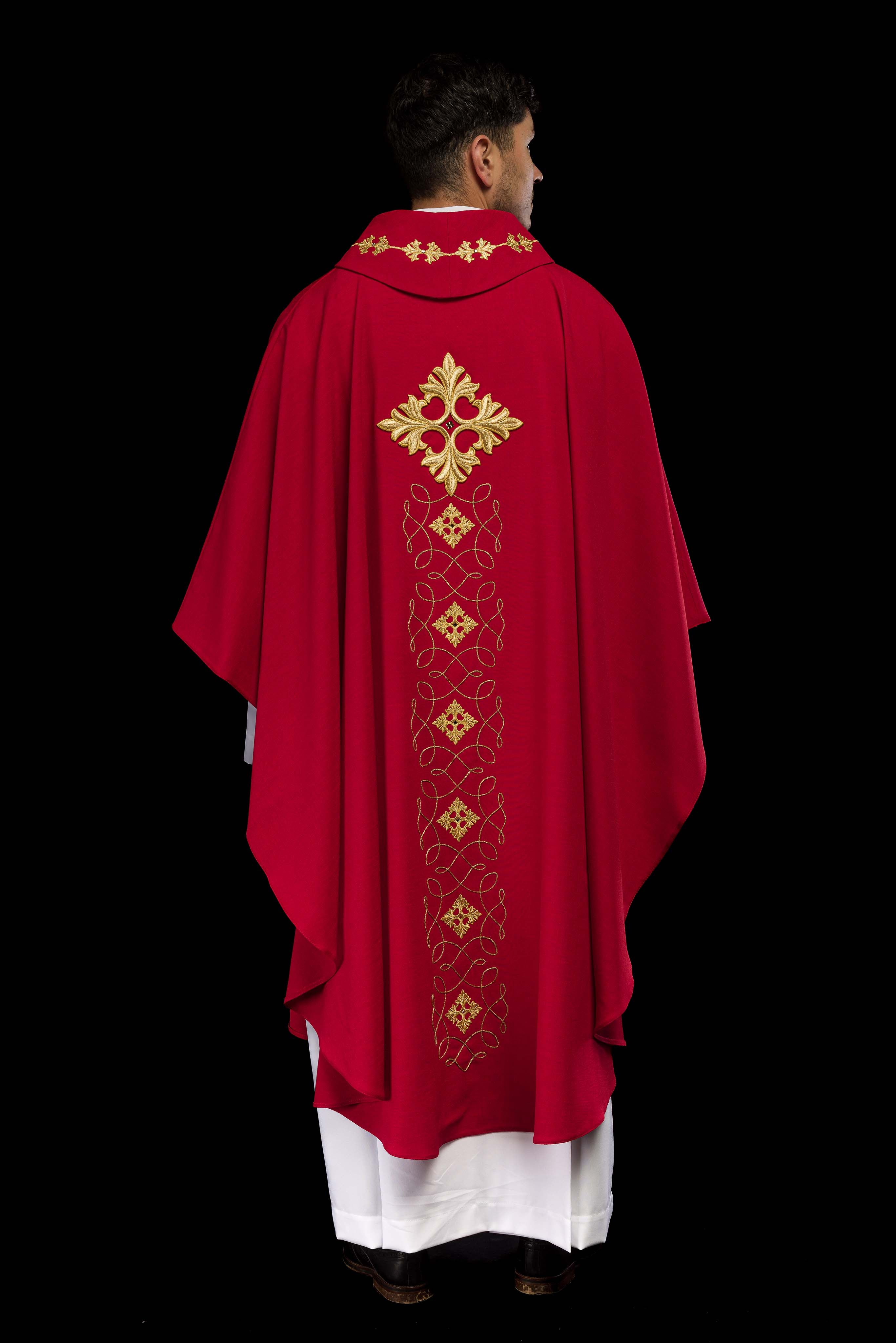 Czerwony ornat bogato haftowany sznurkiem z kamieniami - ORNATY.PL