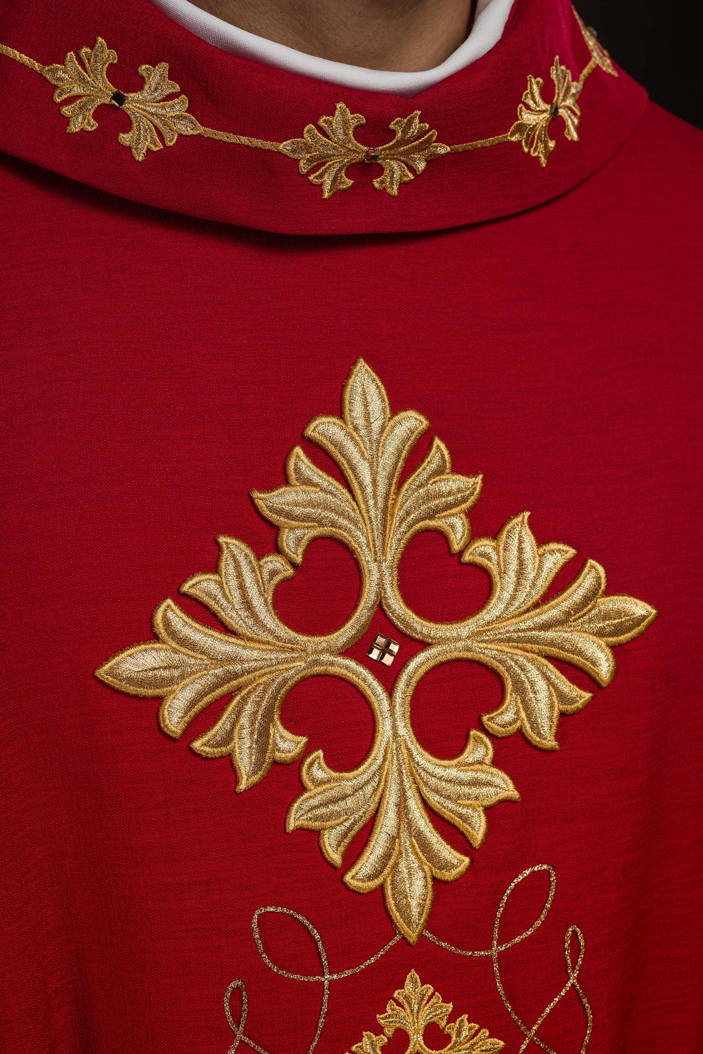 Czerwony ornat bogato haftowany sznurkiem z kamieniami - ORNATY.PL