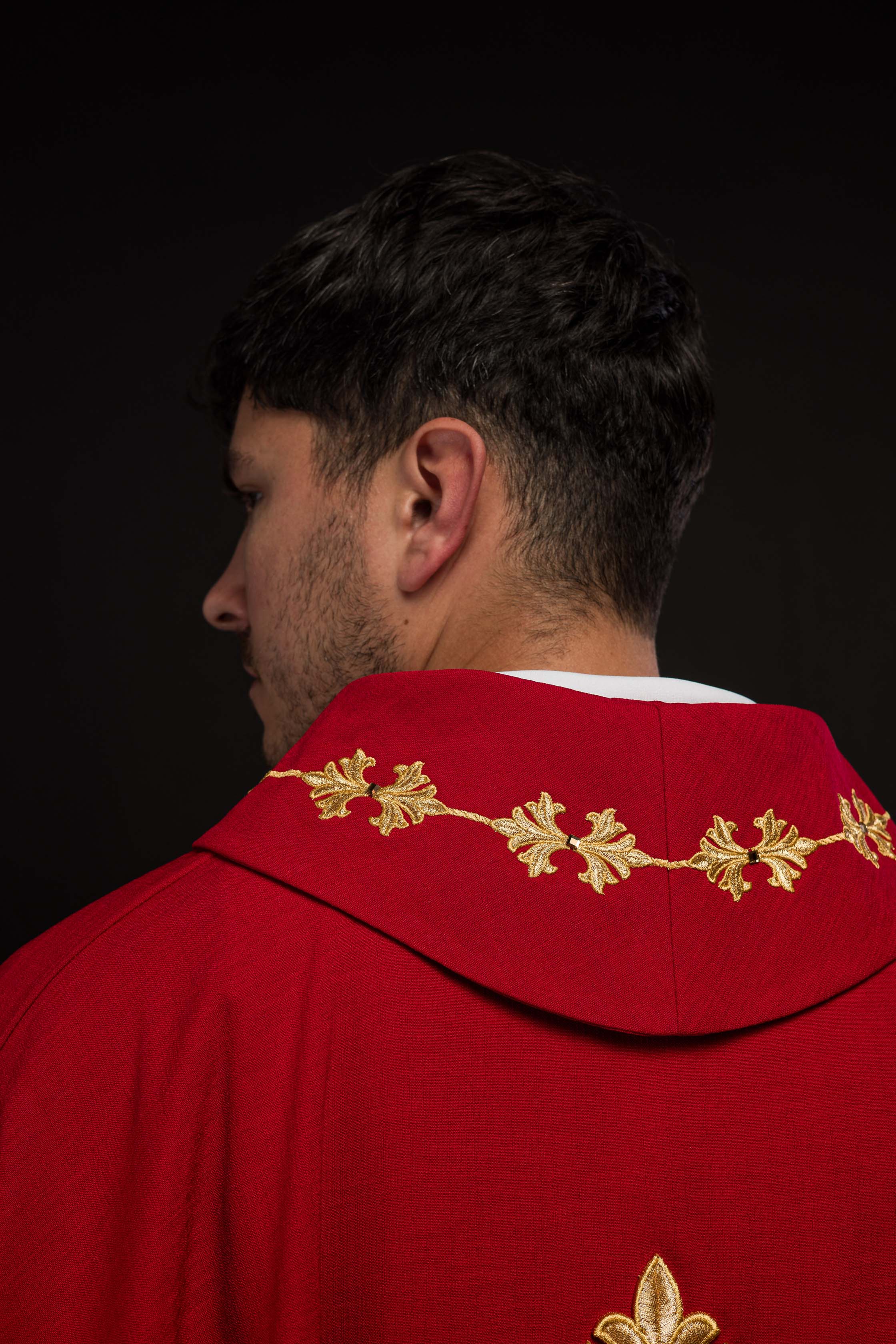 Czerwony ornat bogato haftowany sznurkiem z kamieniami - ORNATY.PL