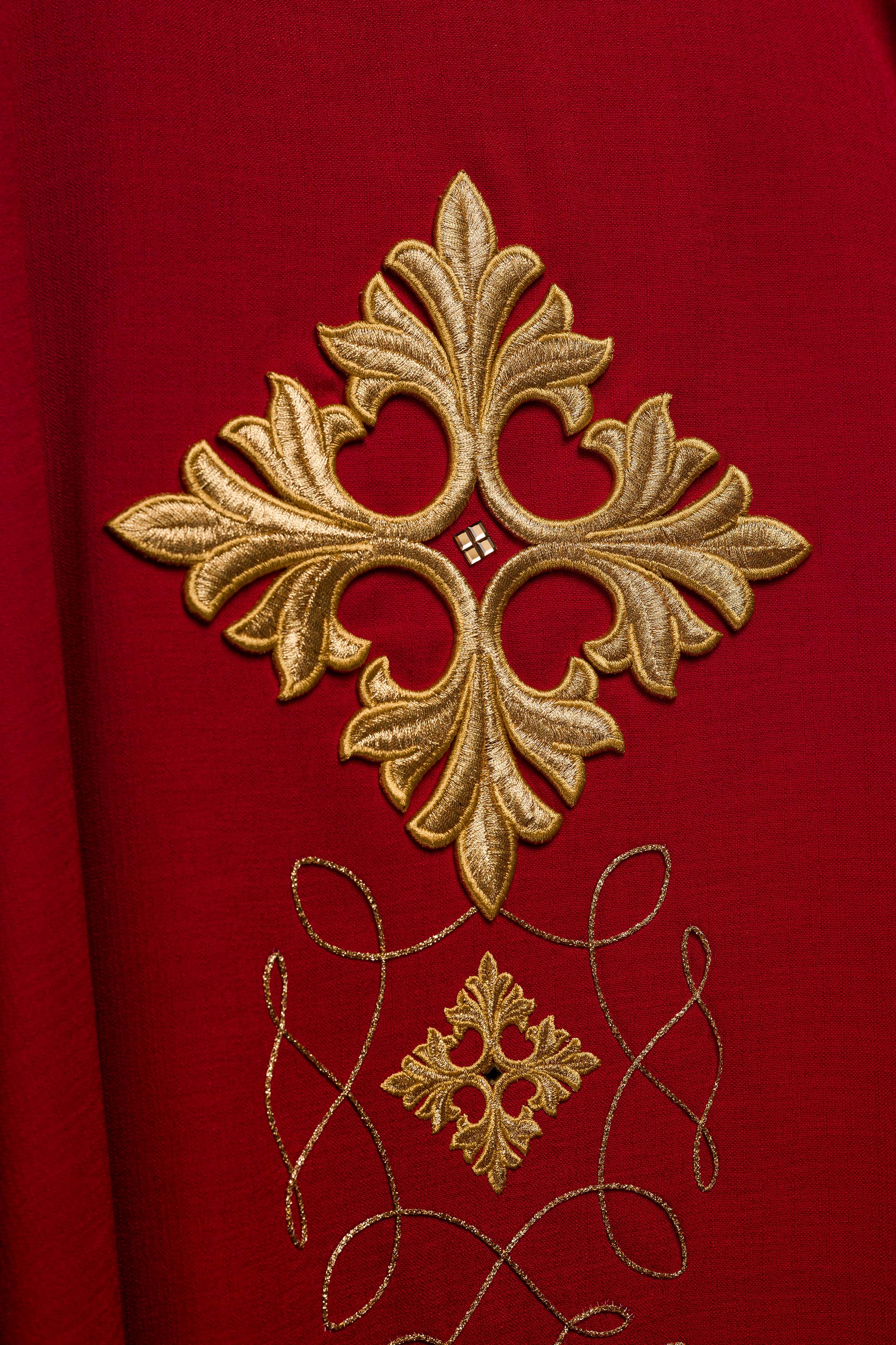 Czerwony ornat bogato haftowany sznurkiem z kamieniami - ORNATY.PL