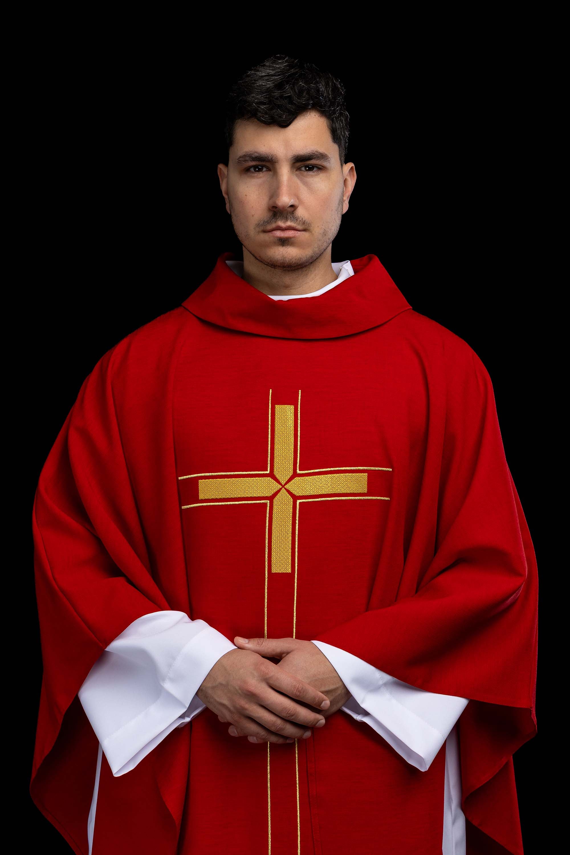 Zelený ornát s vyšívaným motívom kríža na ozdobnej tkanine