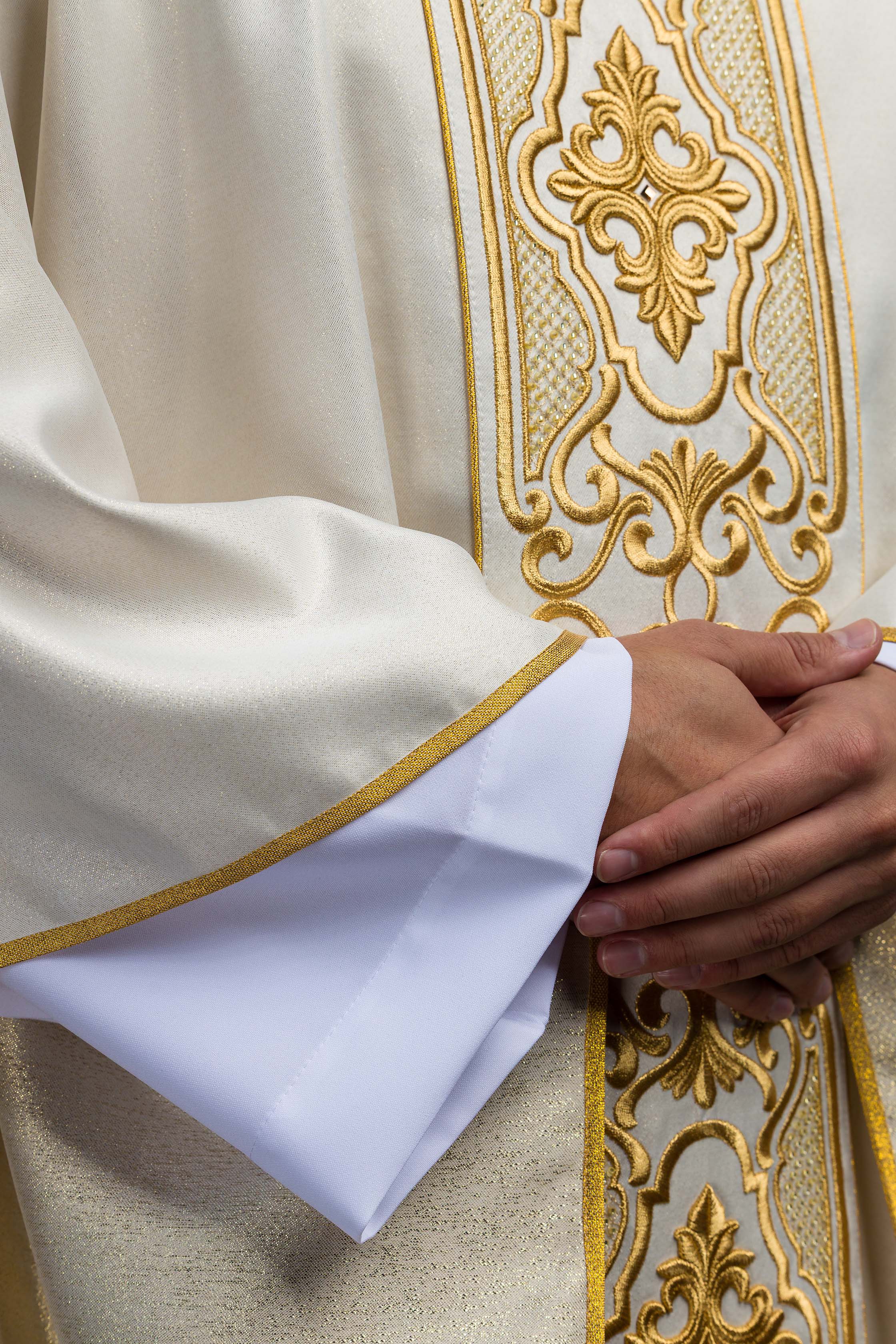 Ornat z połyskującej tkaniny z bogatym złotym haftem na pasie