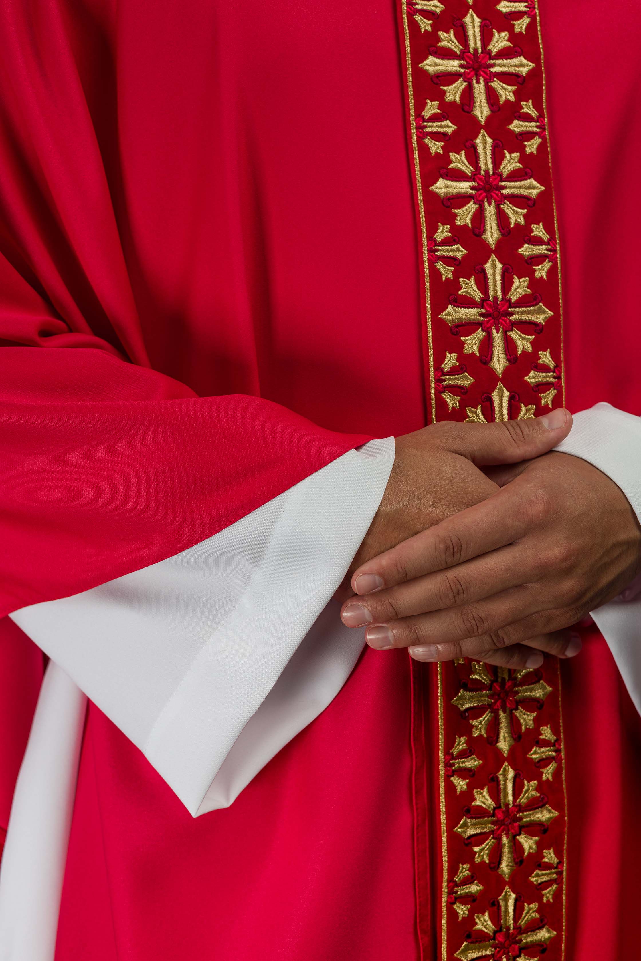 Ornat z błyszczącym haftem w kolorze czerwonym