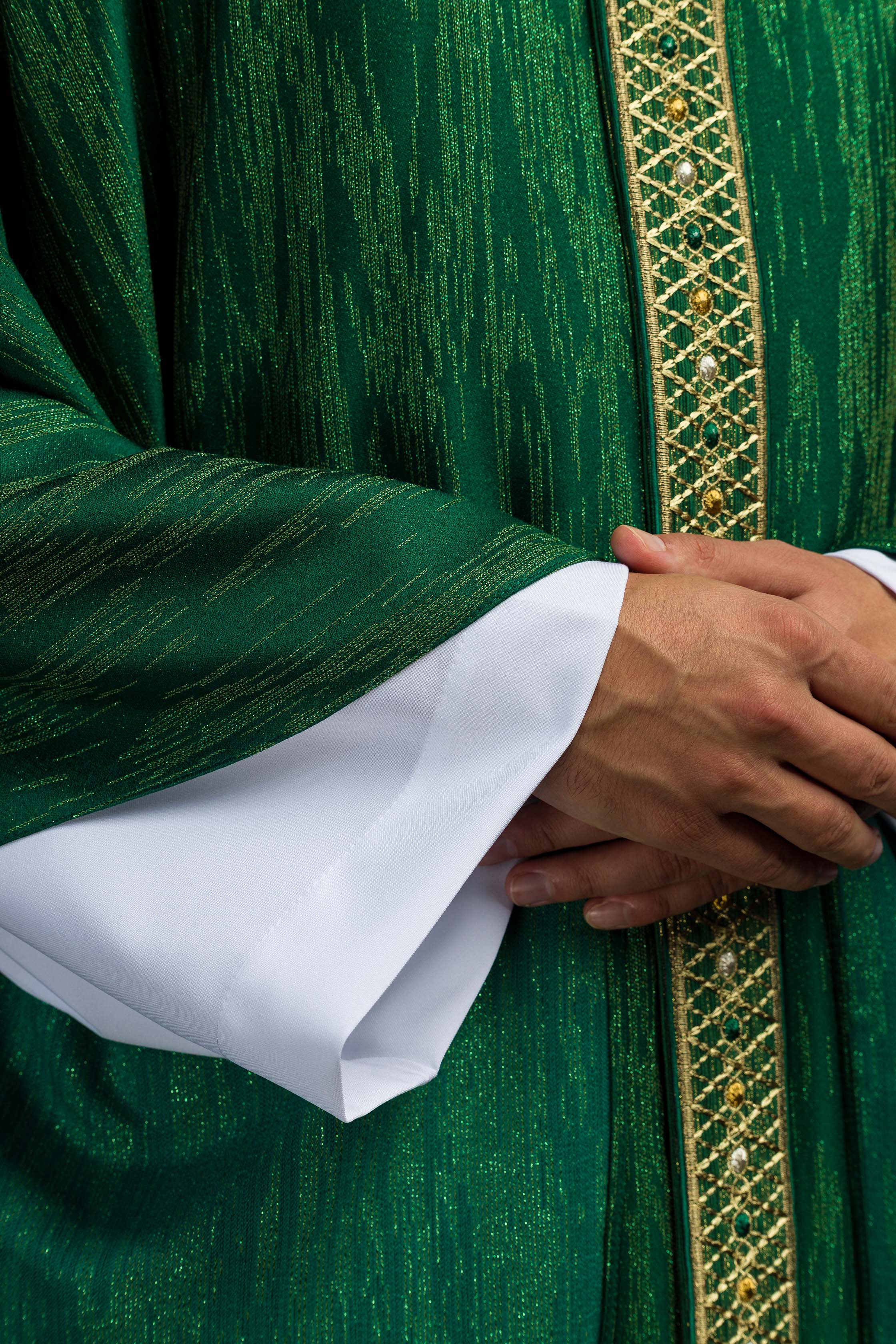 Zelený ornát s vyšívaným pásom a golierom