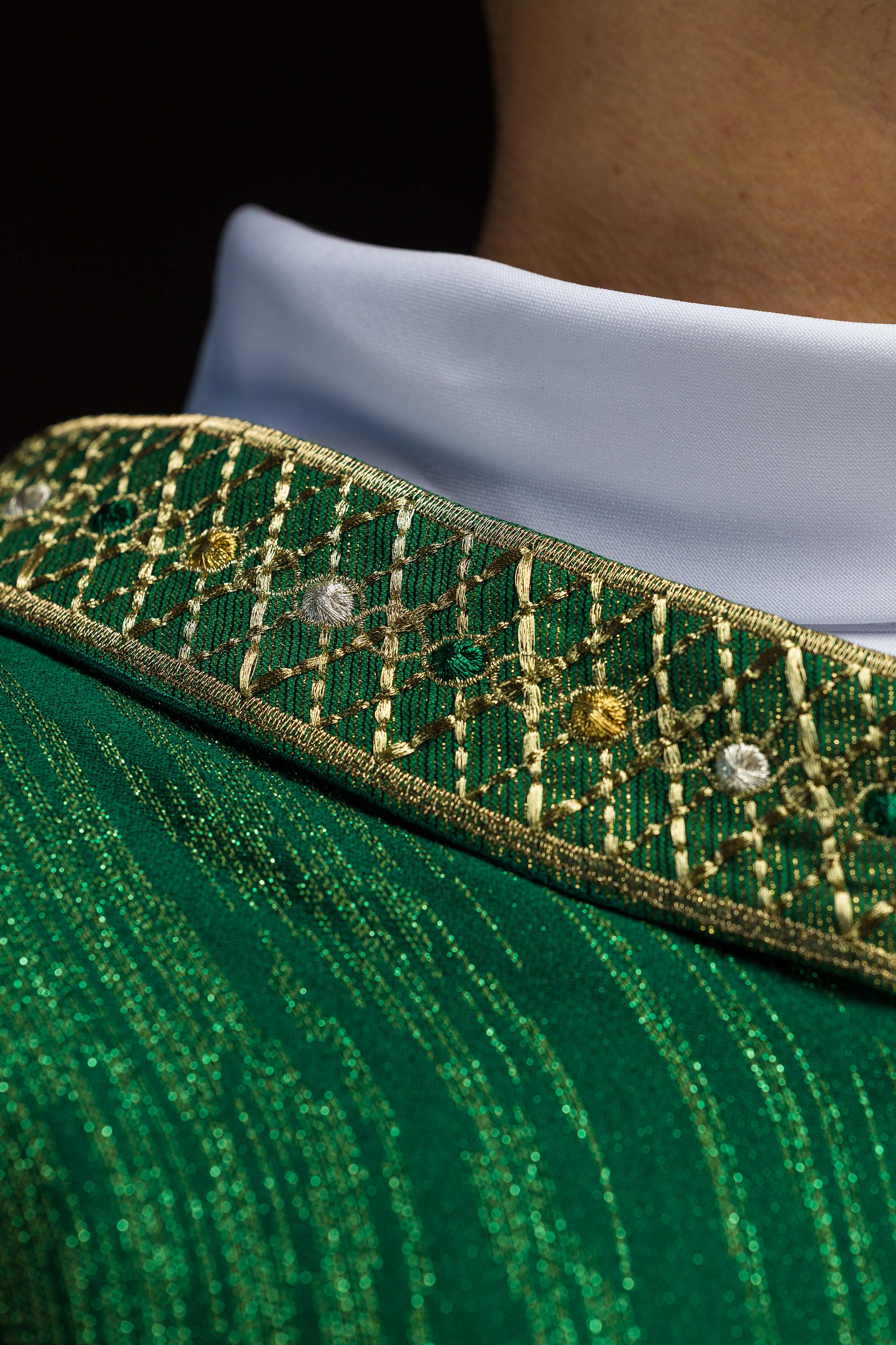 Zelený ornát s vyšívaným pásom a golierom