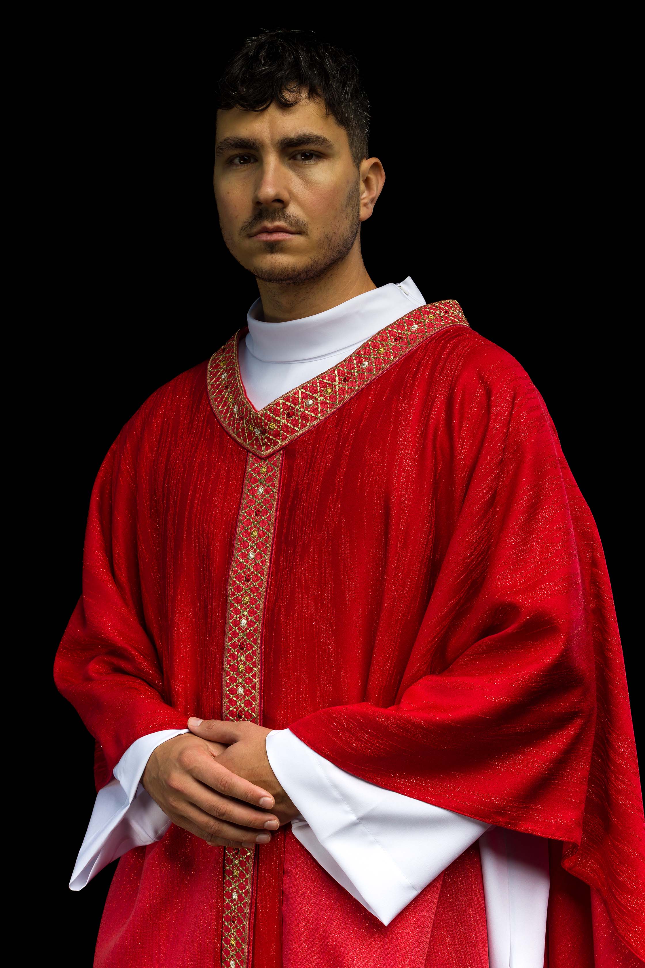 Červený ornát s vyšívaným pásom a golierom