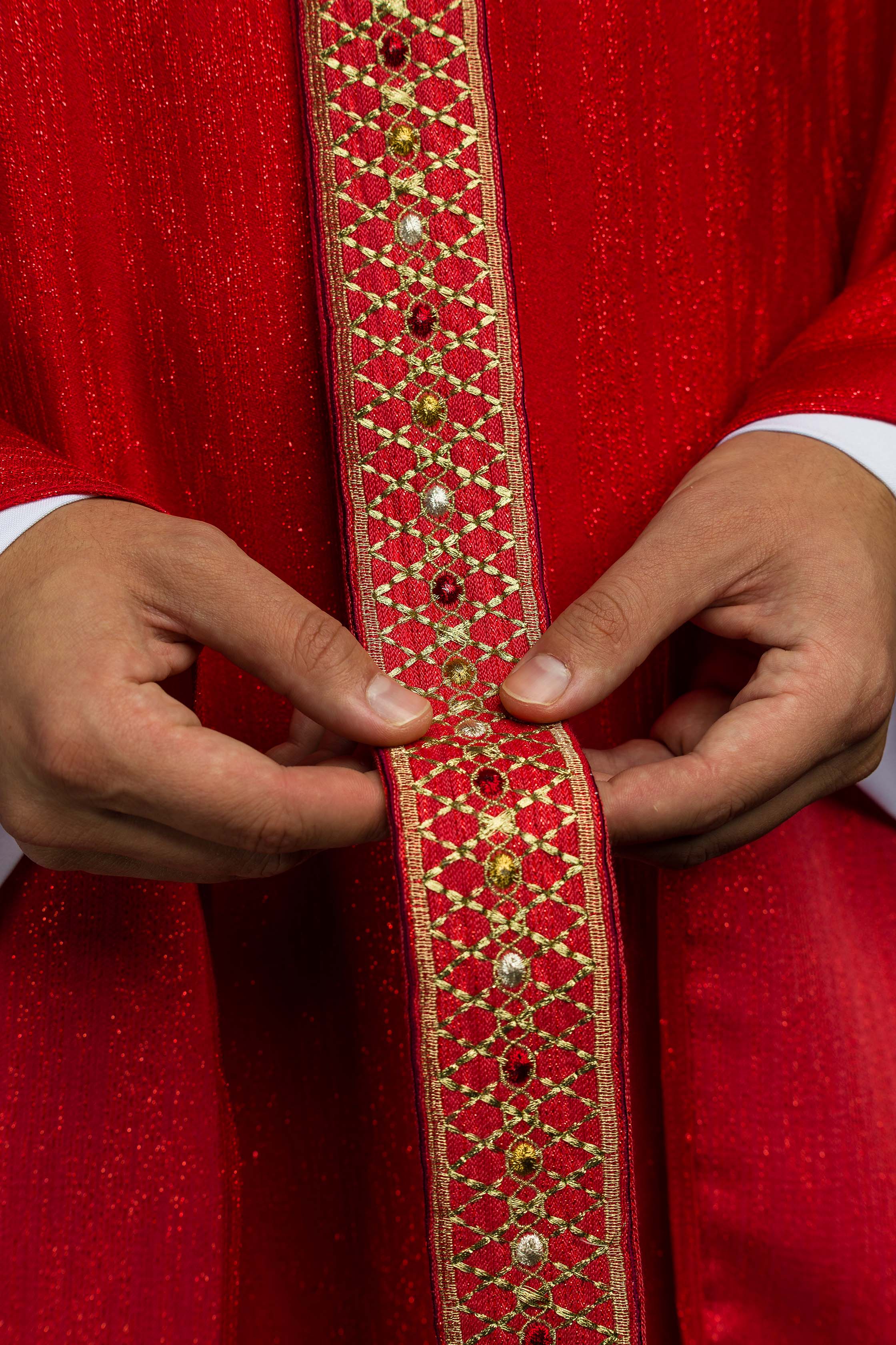 Červený ornát s vyšívaným pásom a golierom