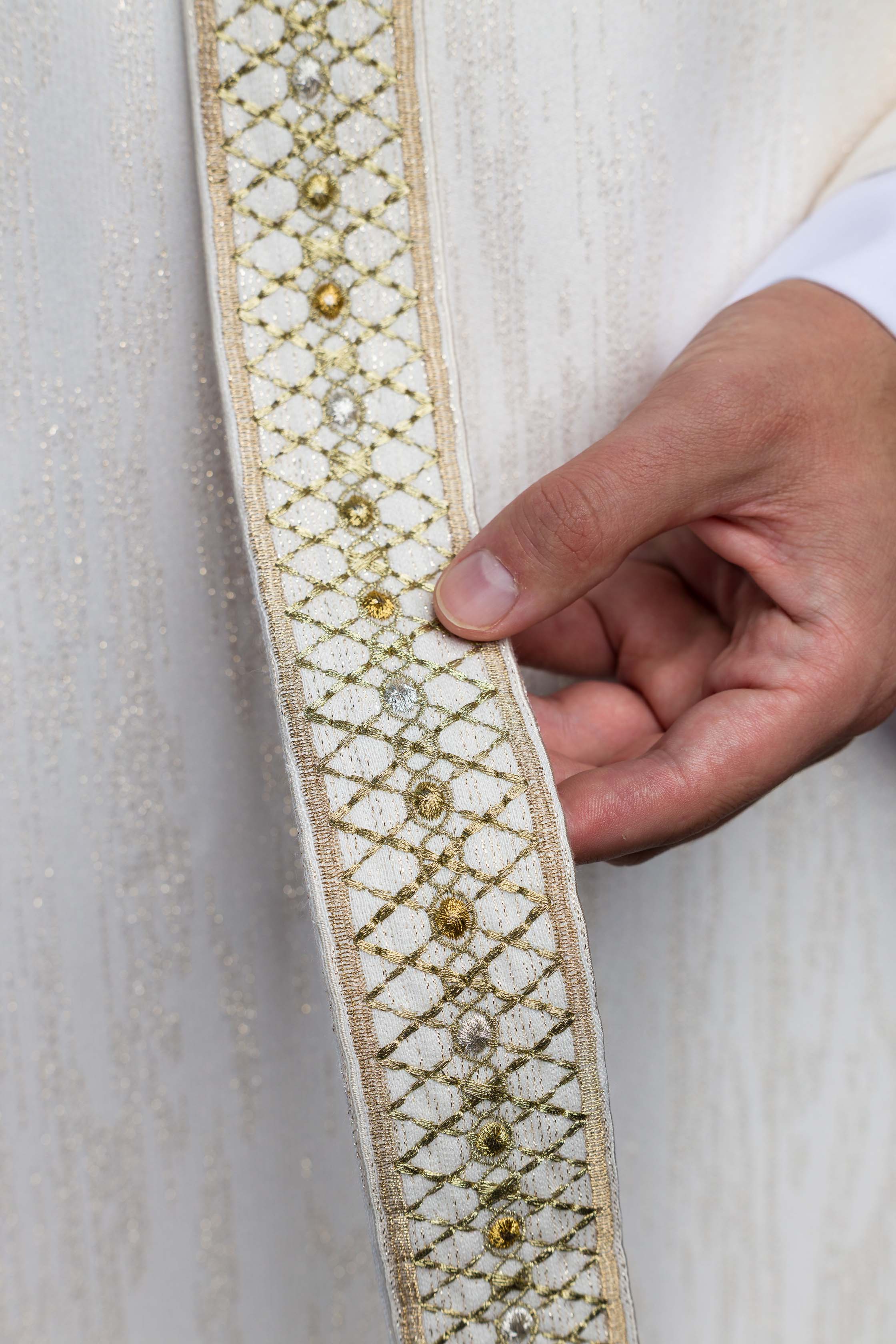 Biely ornát s vyšívaným pásom a golierom