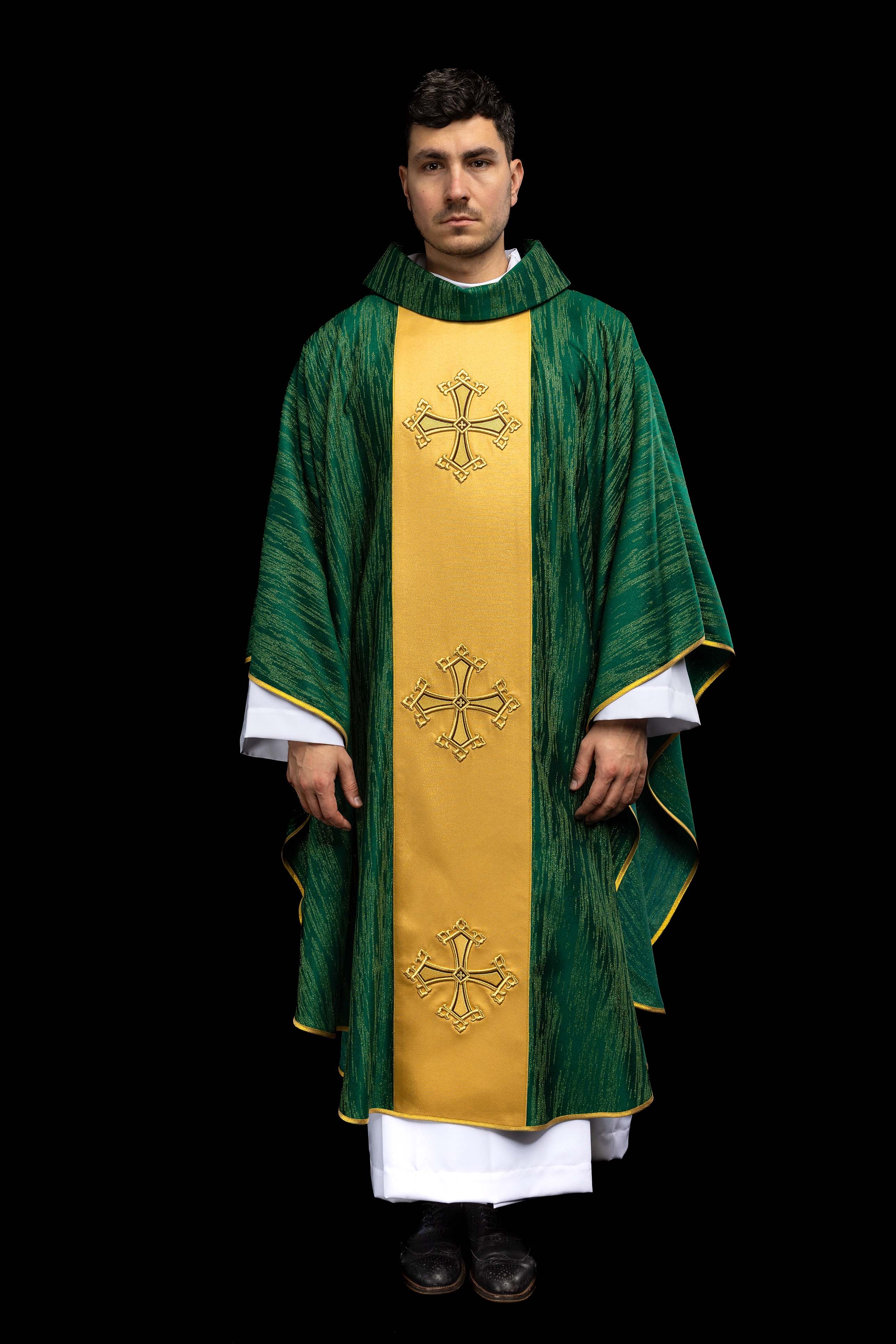 Zielony ornat z haftowanym motywem krzyża z pasem na ozdobnej tkaninie - ORNATY.PL