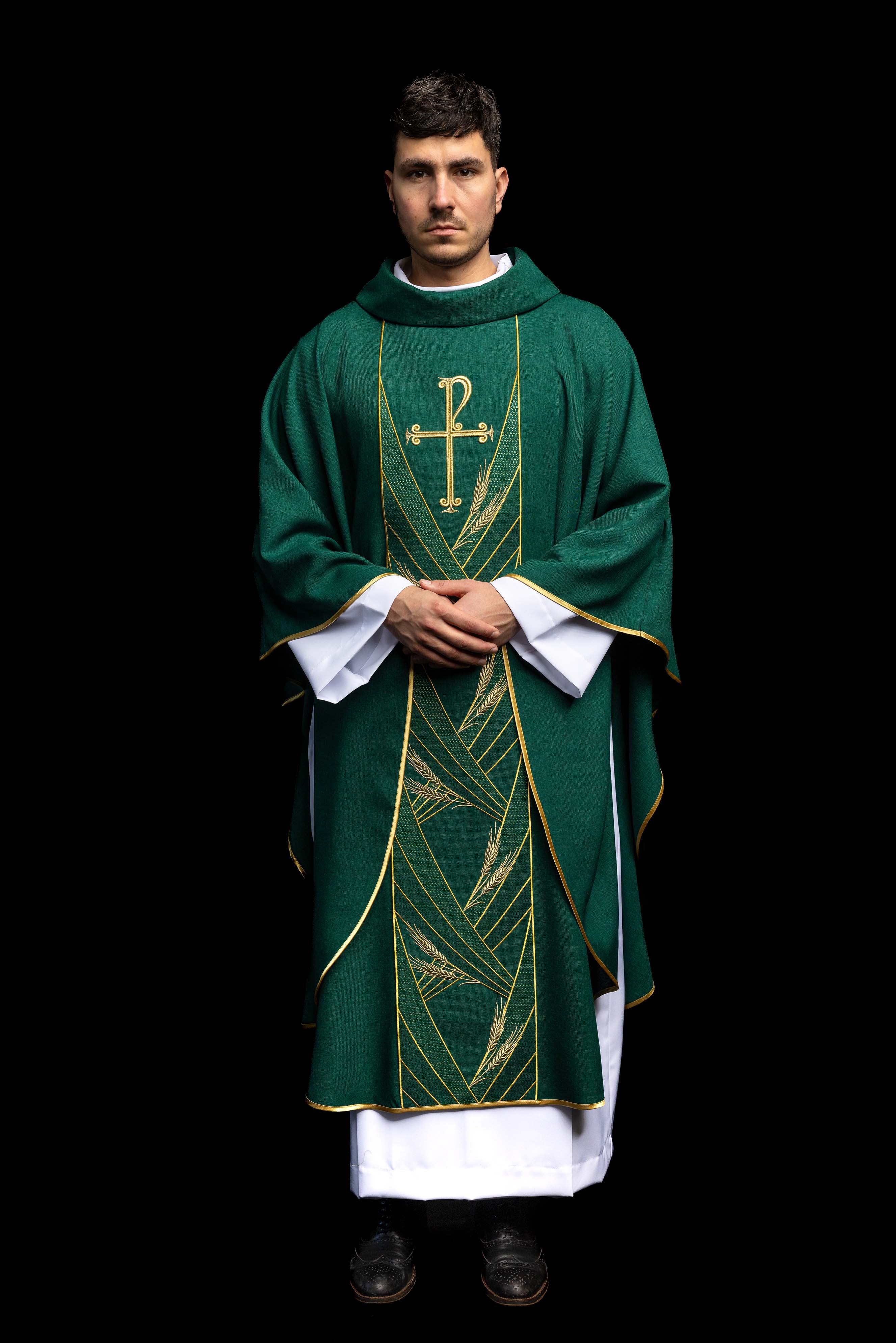 Ornat v zelenej farbe s vyšívaným pásom a golierom v kríži