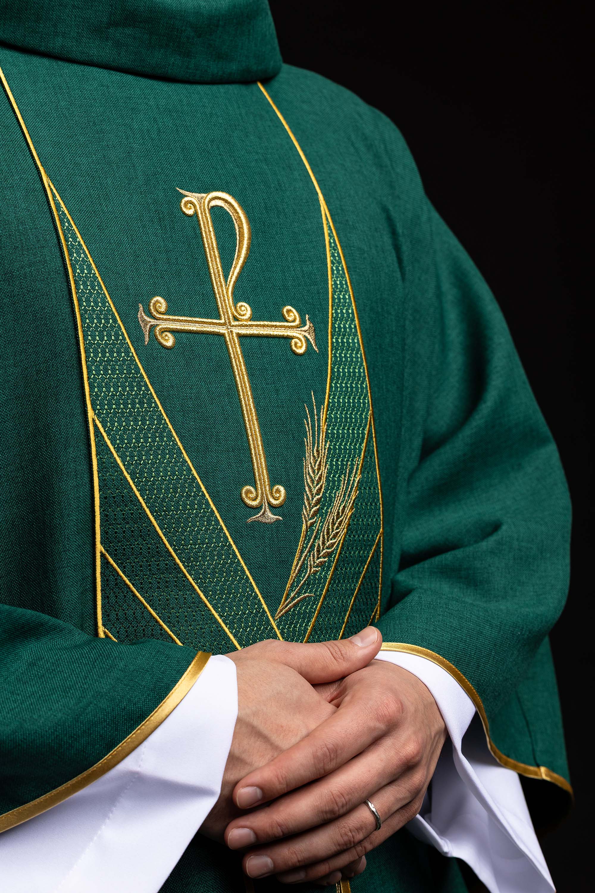 Ornat v zelenej farbe s vyšívaným pásom a golierom v kríži