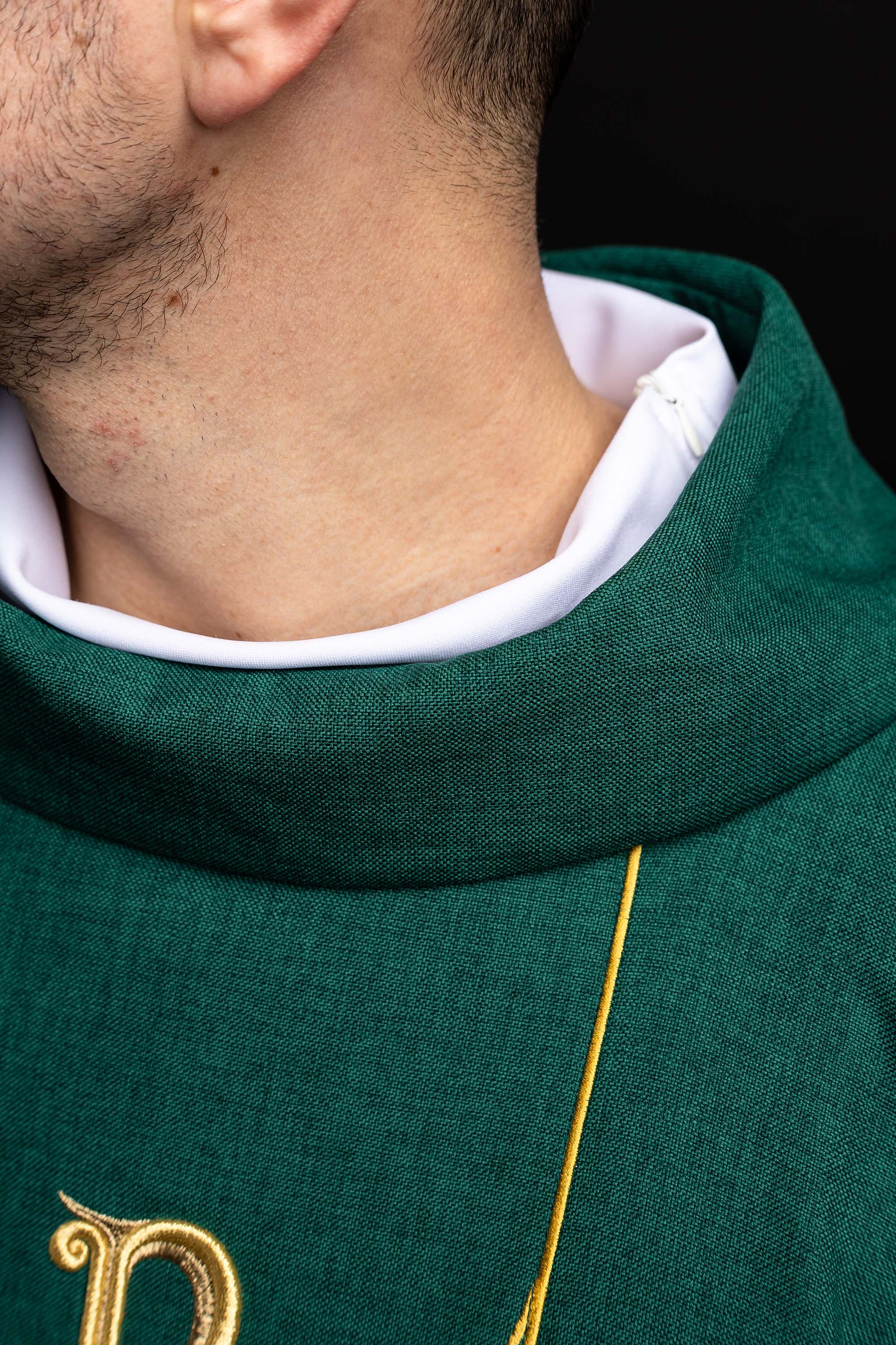 Ornat v zelenej farbe s vyšívaným pásom a golierom v kríži