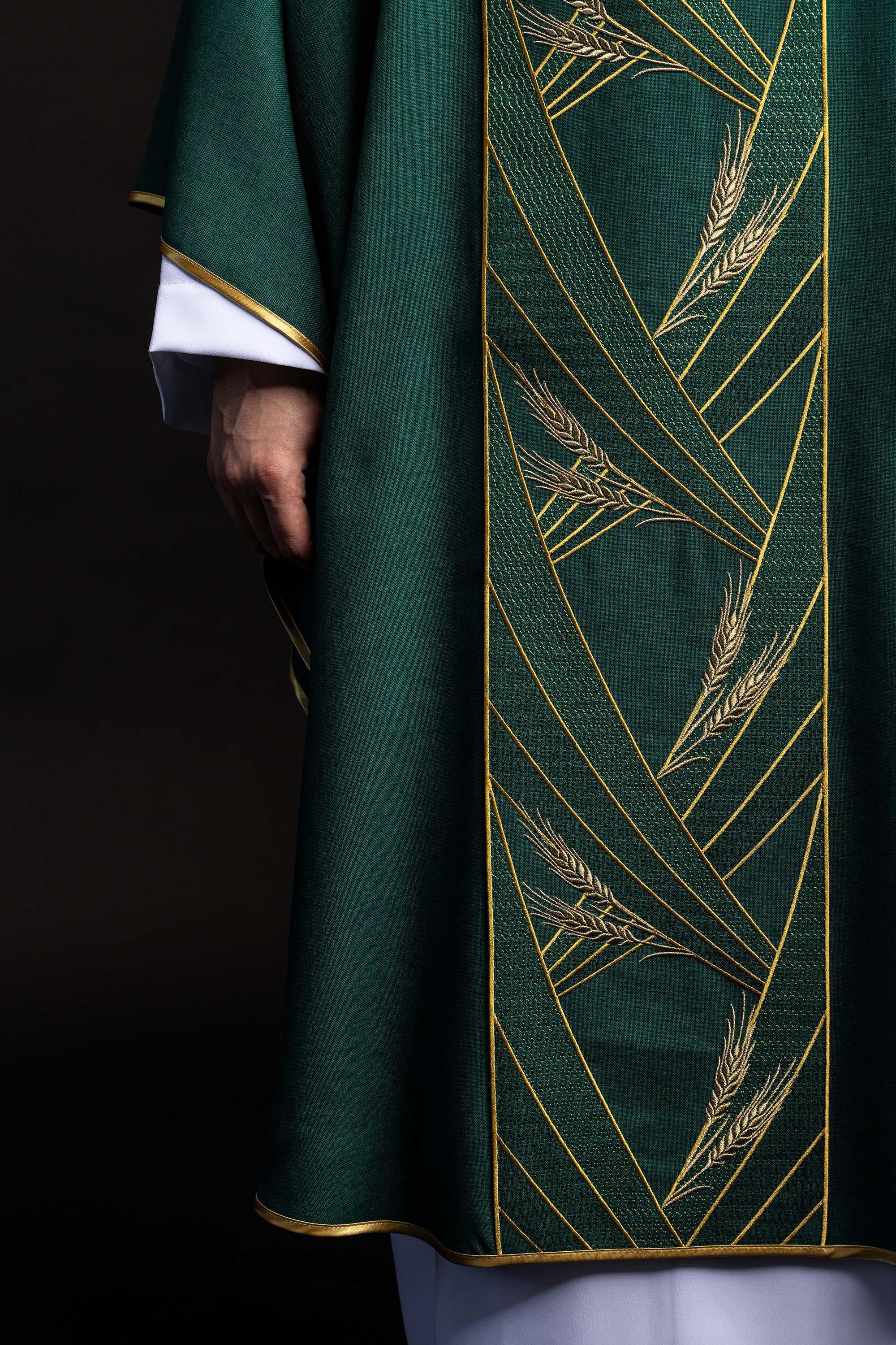 Ornat v zelenej farbe s vyšívaným pásom a golierom v kríži