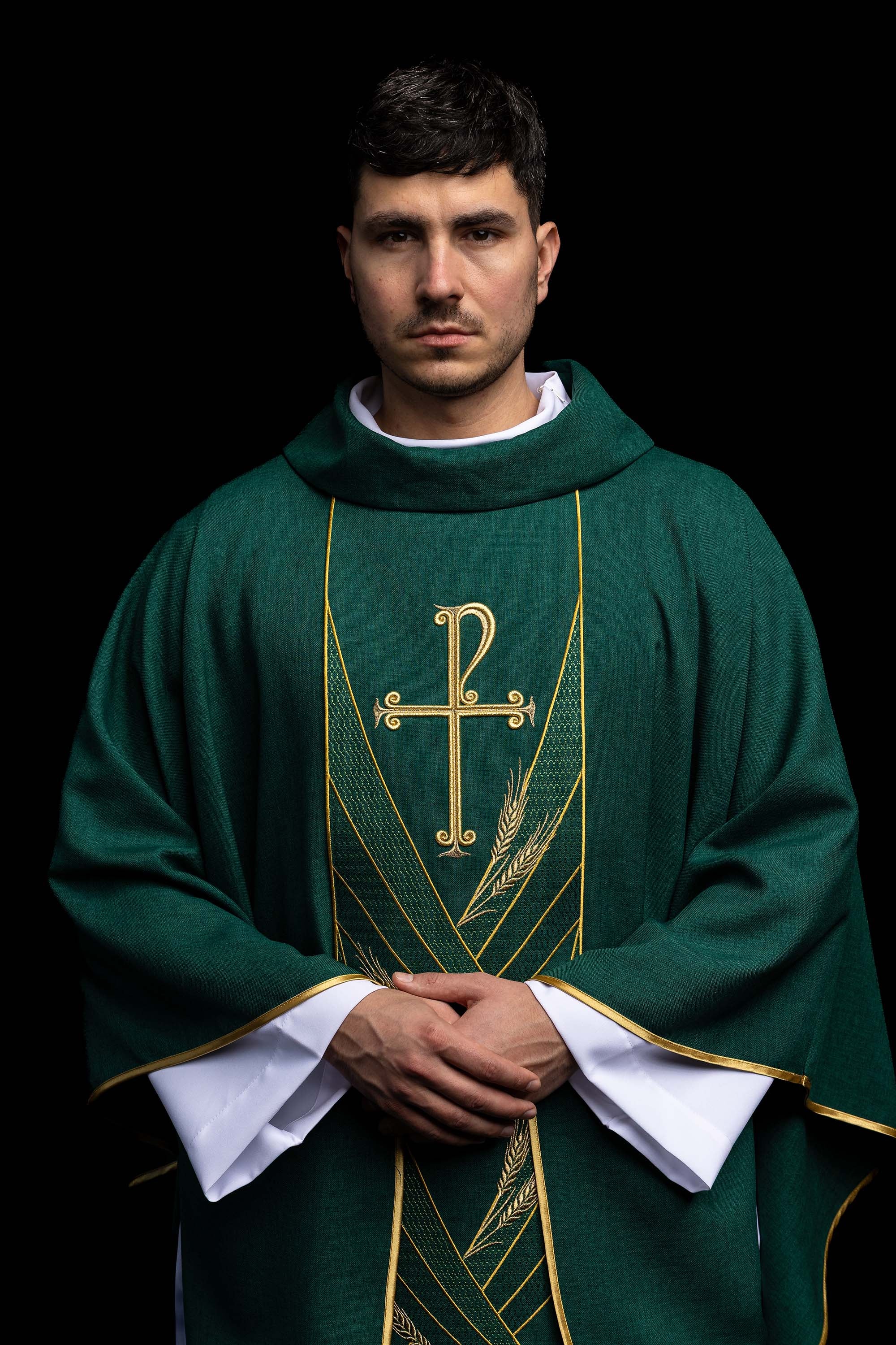Ornat v zelenej farbe s vyšívaným pásom a golierom v kríži