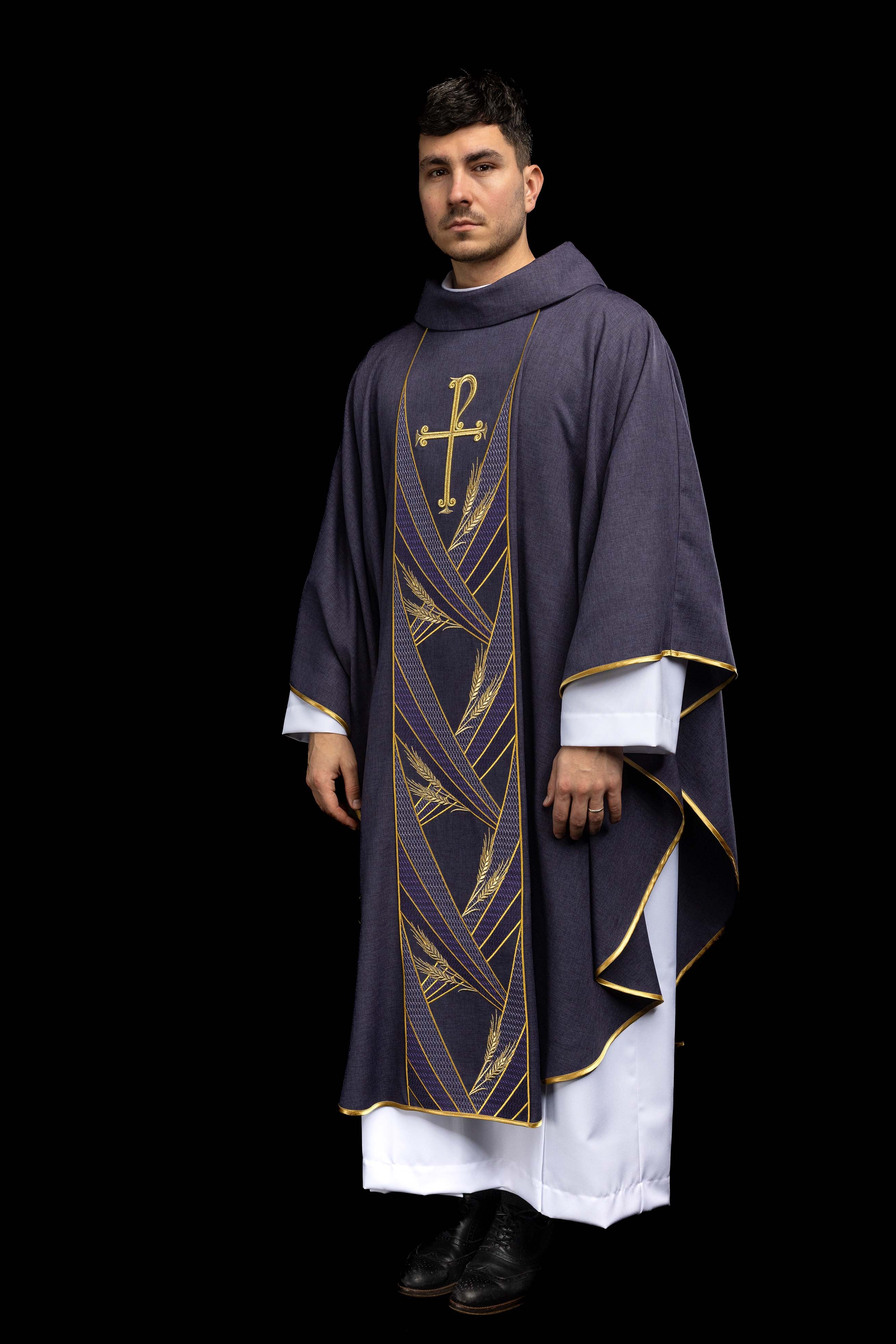 Ornat v zelenej farbe s vyšívaným pásom a golierom v kríži