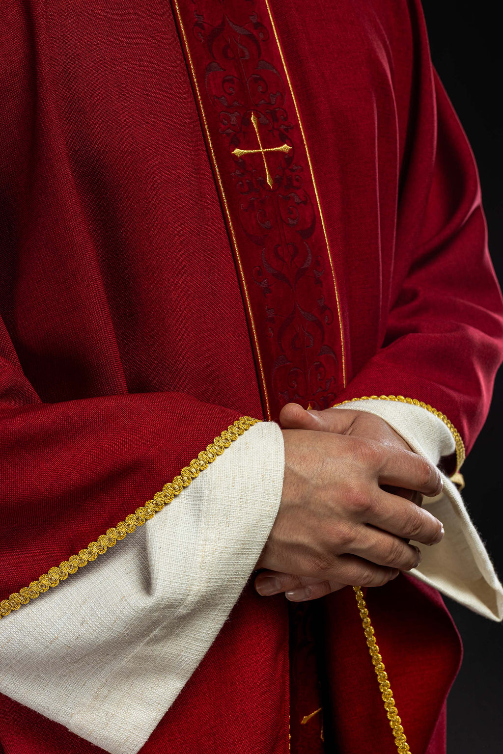 Ornat w kolorze czerwonym z haftowanym pasem w krzyże - ORNATY.PL