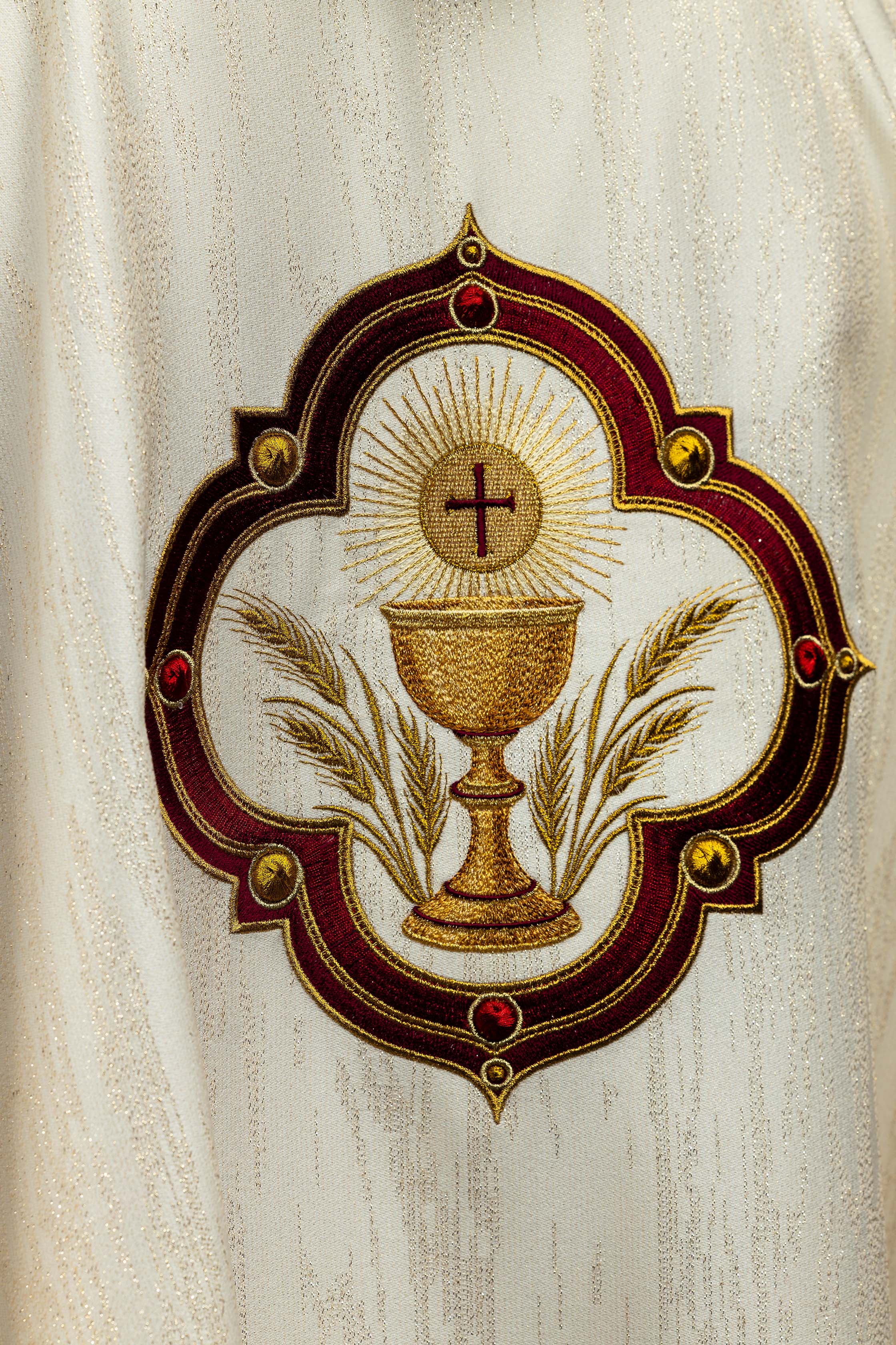 Ornat haftowany z wizerunkiem Serca Pana Jezusa i Kielicha eucharystycznego - ORNATY.PL