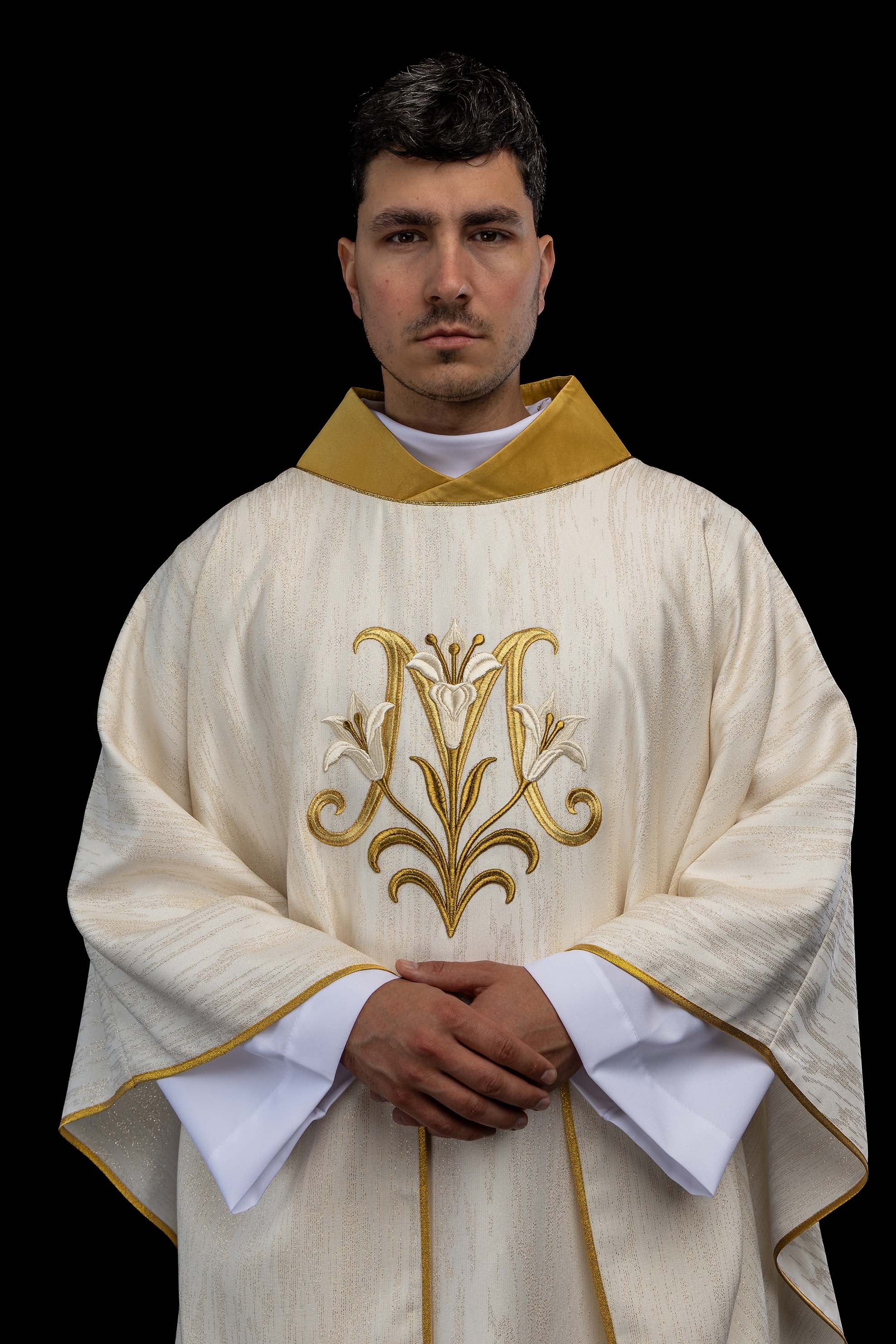 Vyšívaný ornát s mariánskym motívom ecru