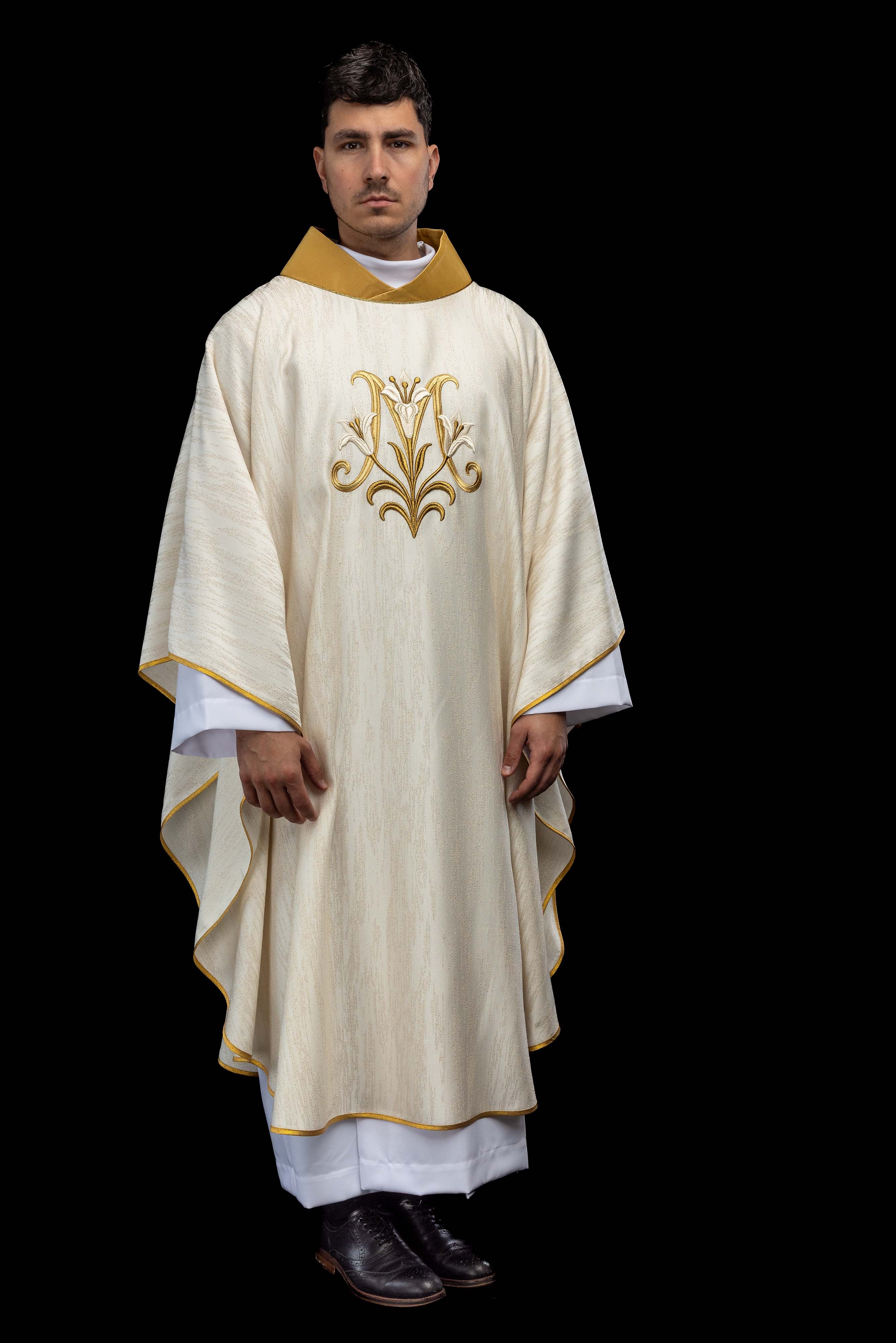 Vyšívaný ornát s mariánskym motívom ecru