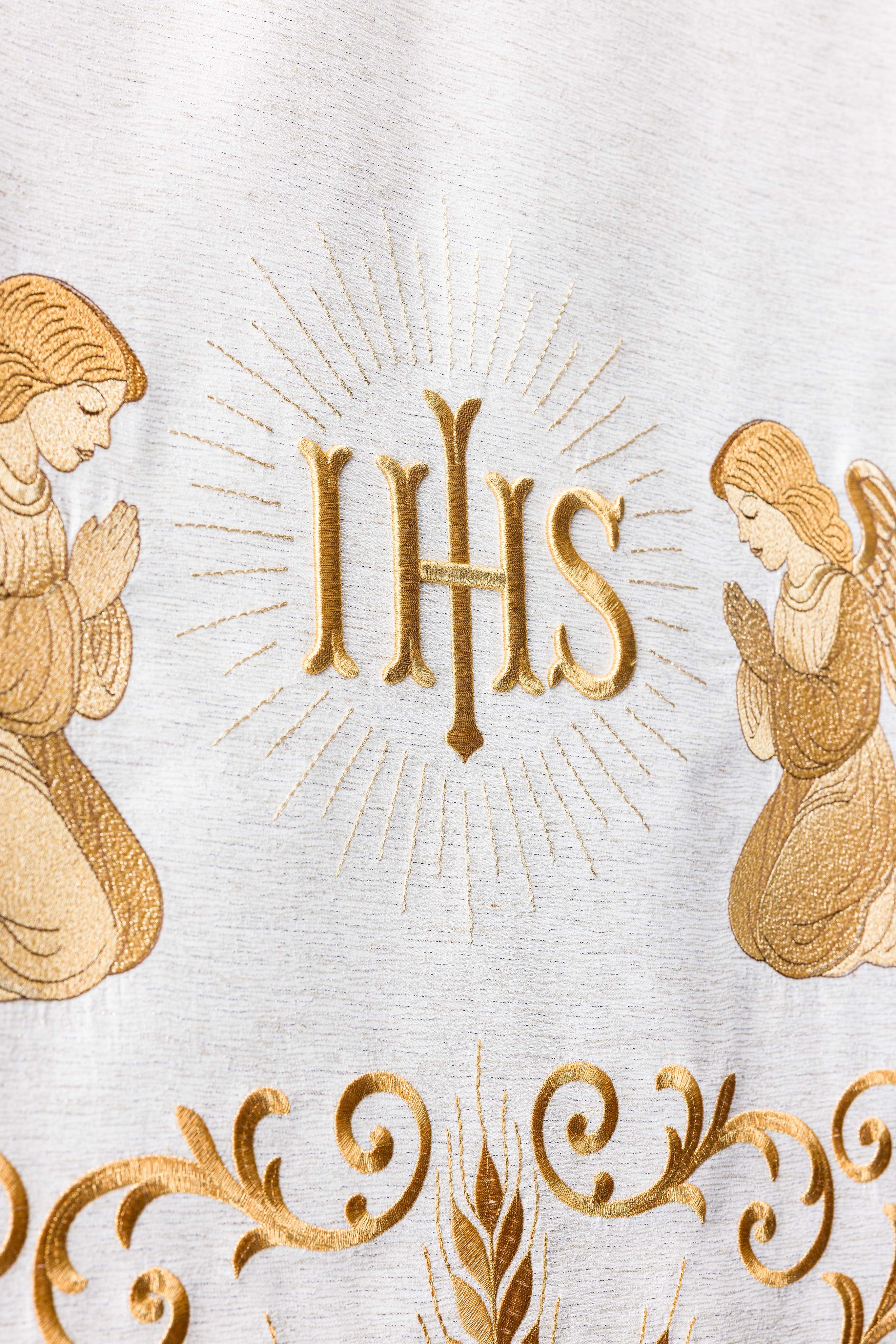 Serweta na lektorium bogato haftowana IHS ecru - ORNATY.PL