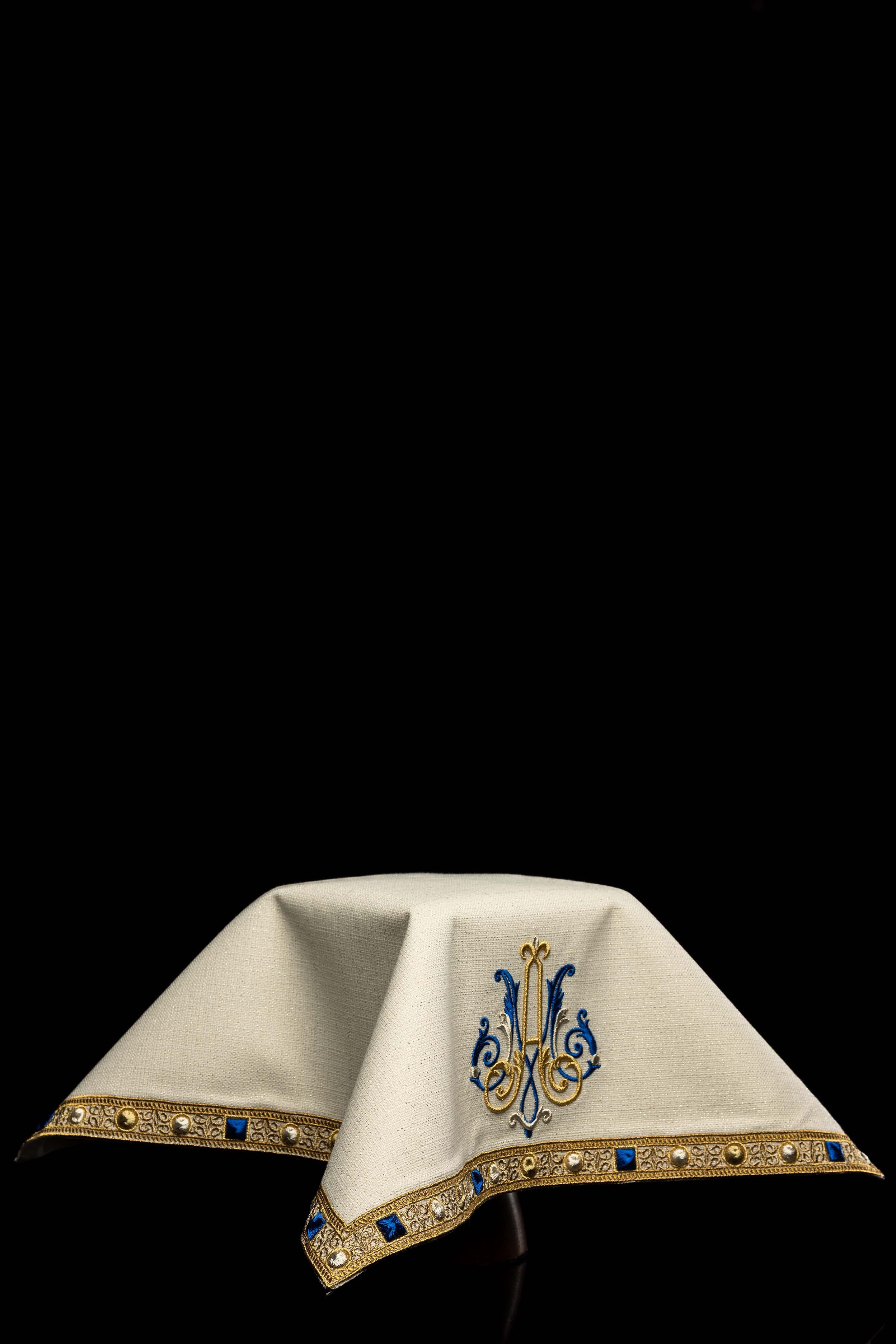 Závoj na kalich v ecru farbe s modrým mariánskym výšivkou