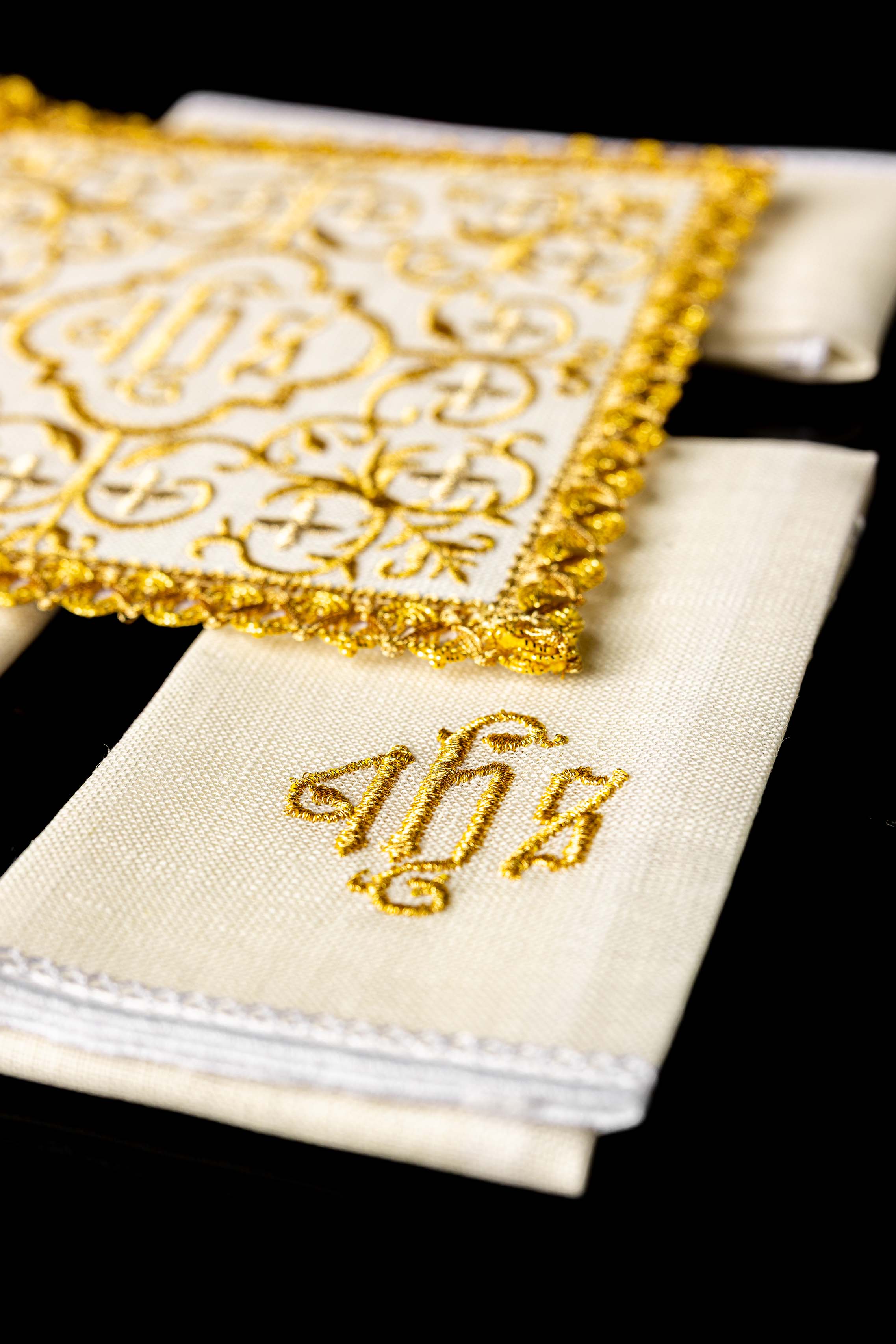 Bogato zdobiony lniany komplet kielichowy z haftem krzyża i JHS