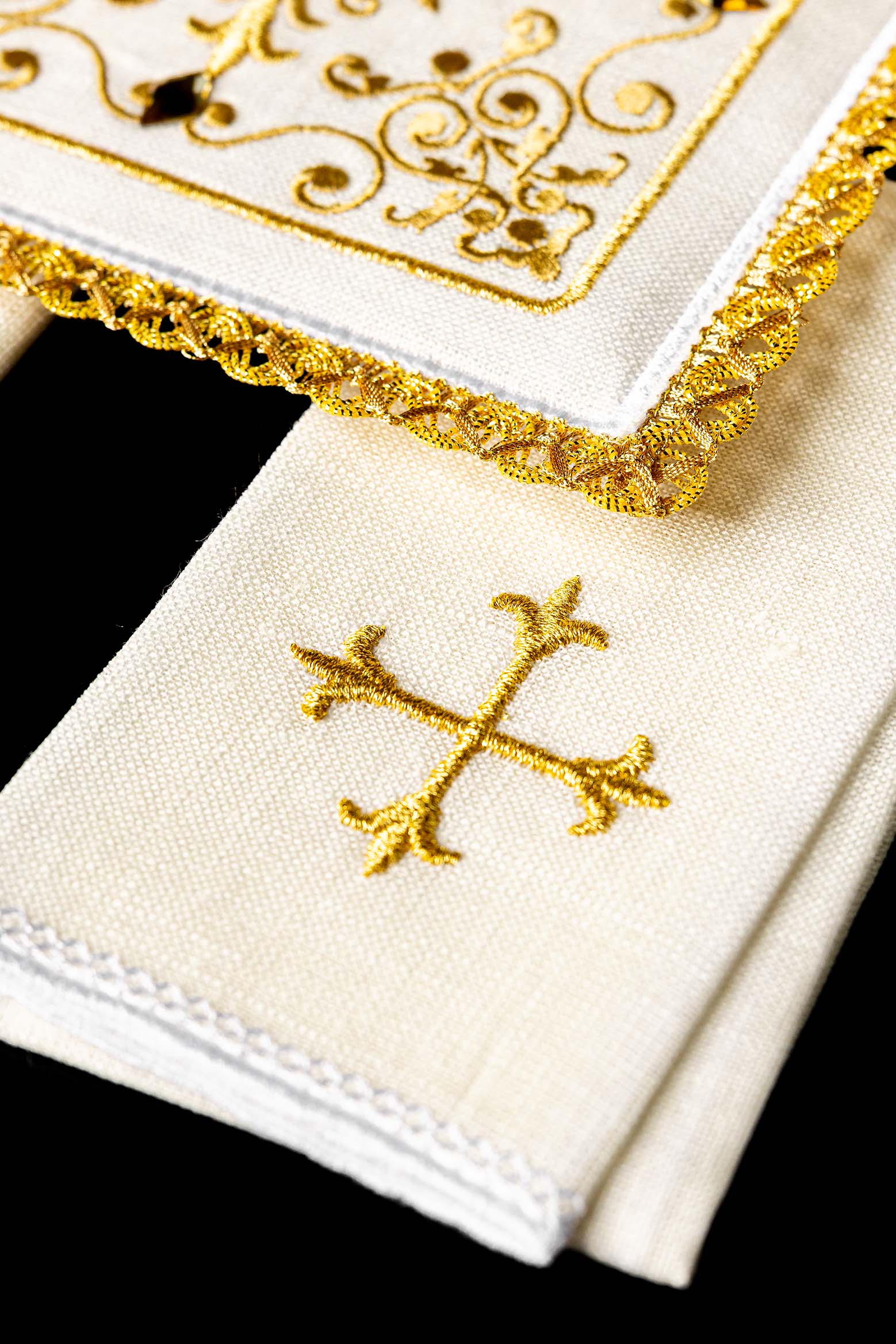 Bogato zdobiony lniany komplet kielichowy z haftem krzyża