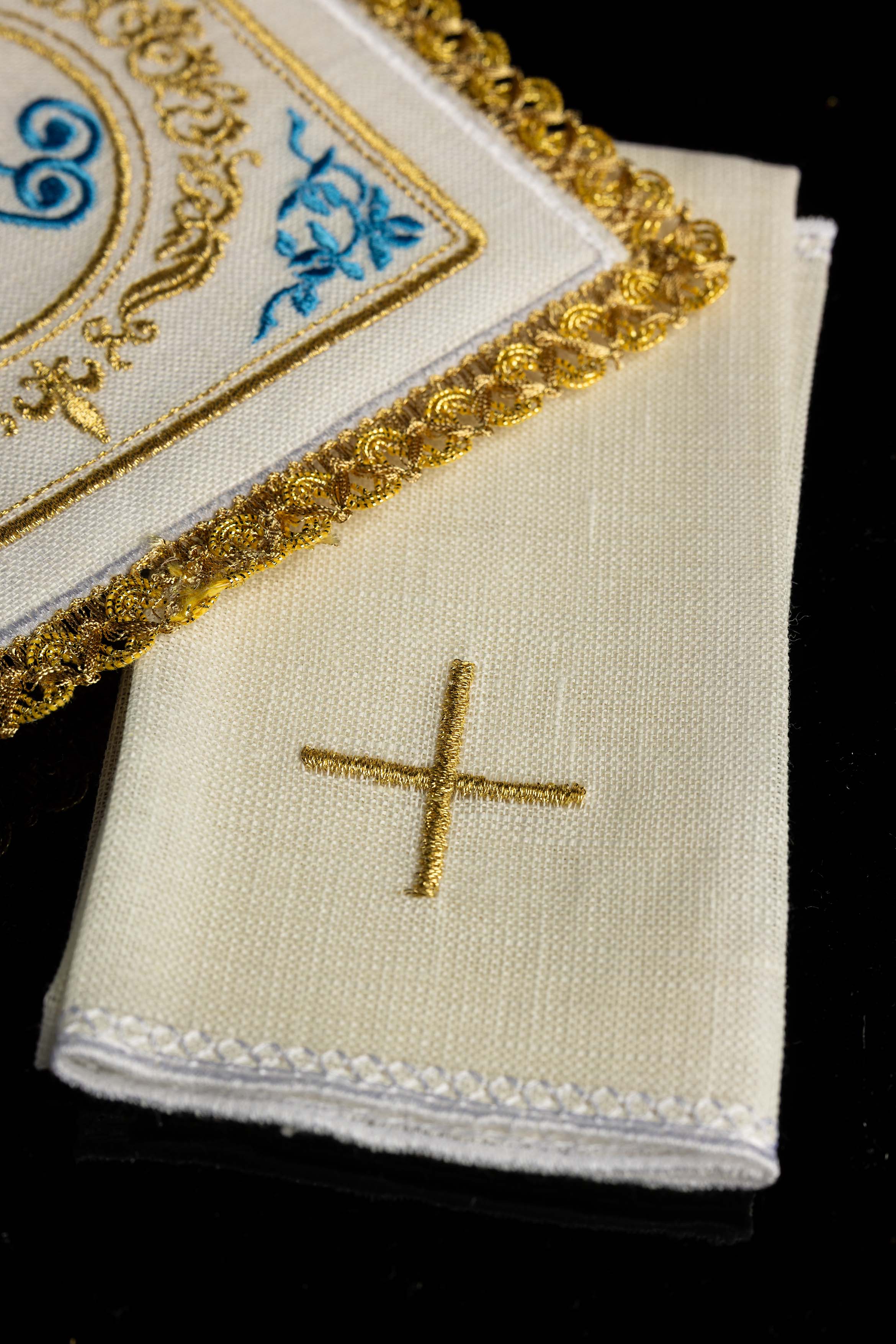Ľanová súprava kalichová s výšivkou s mariánskym motívom
