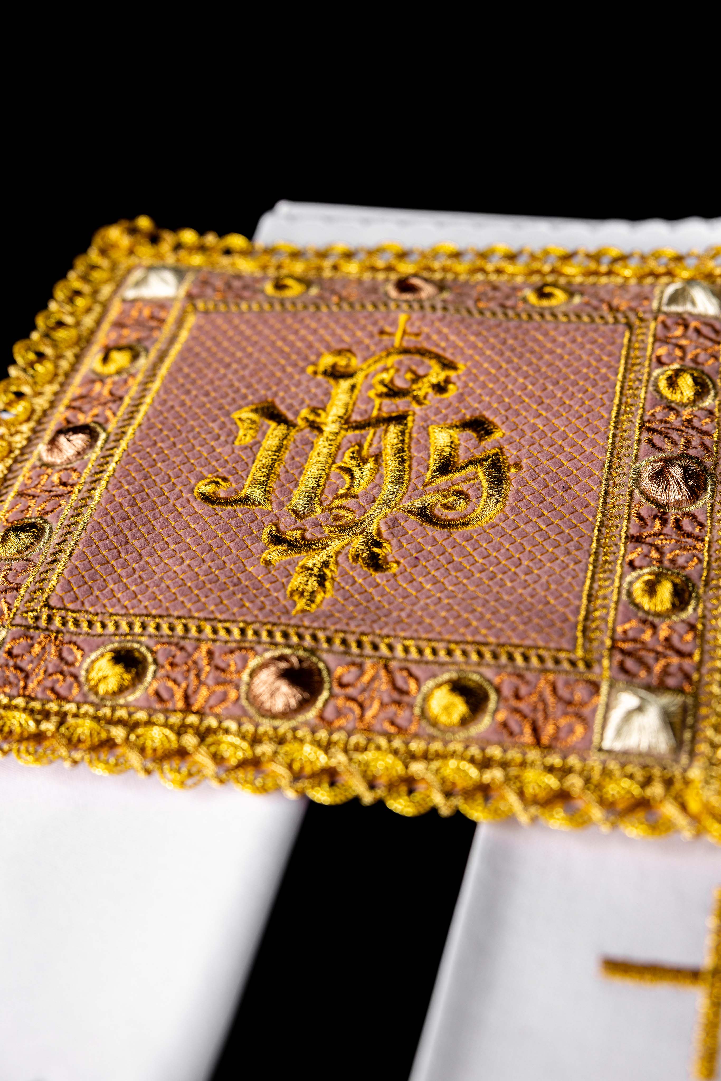 Aksamitny komplet kielichowy w kolorze różowym z haftowanym symbolem IHS