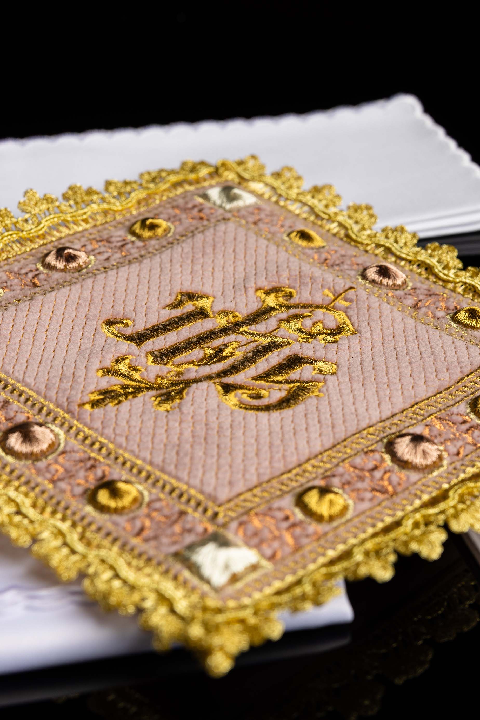 Zamatový komplet kalichový v ružovej farbe s vyšívaným symbolom IHS