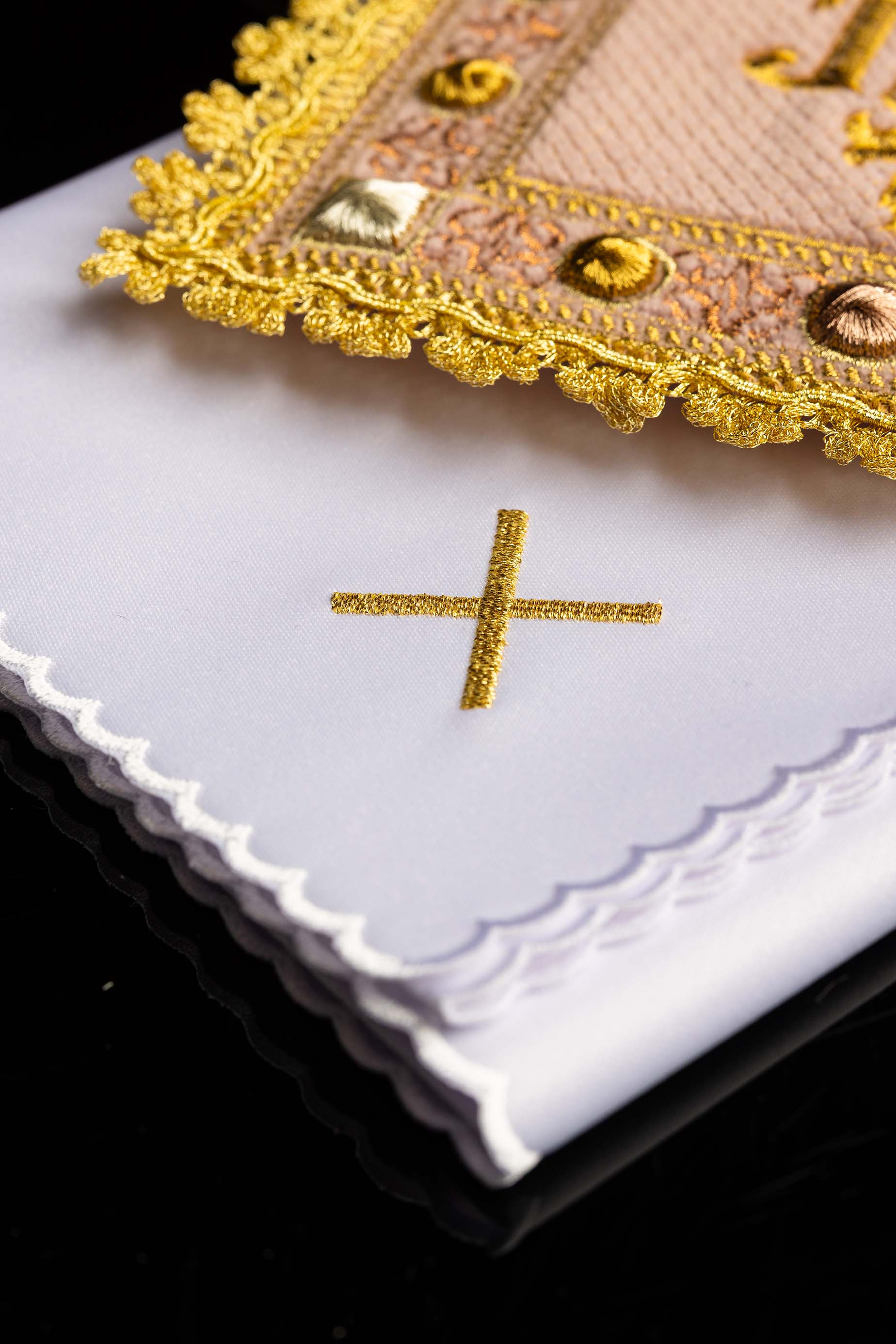 Zamatový komplet kalichový v ružovej farbe s vyšívaným symbolom IHS