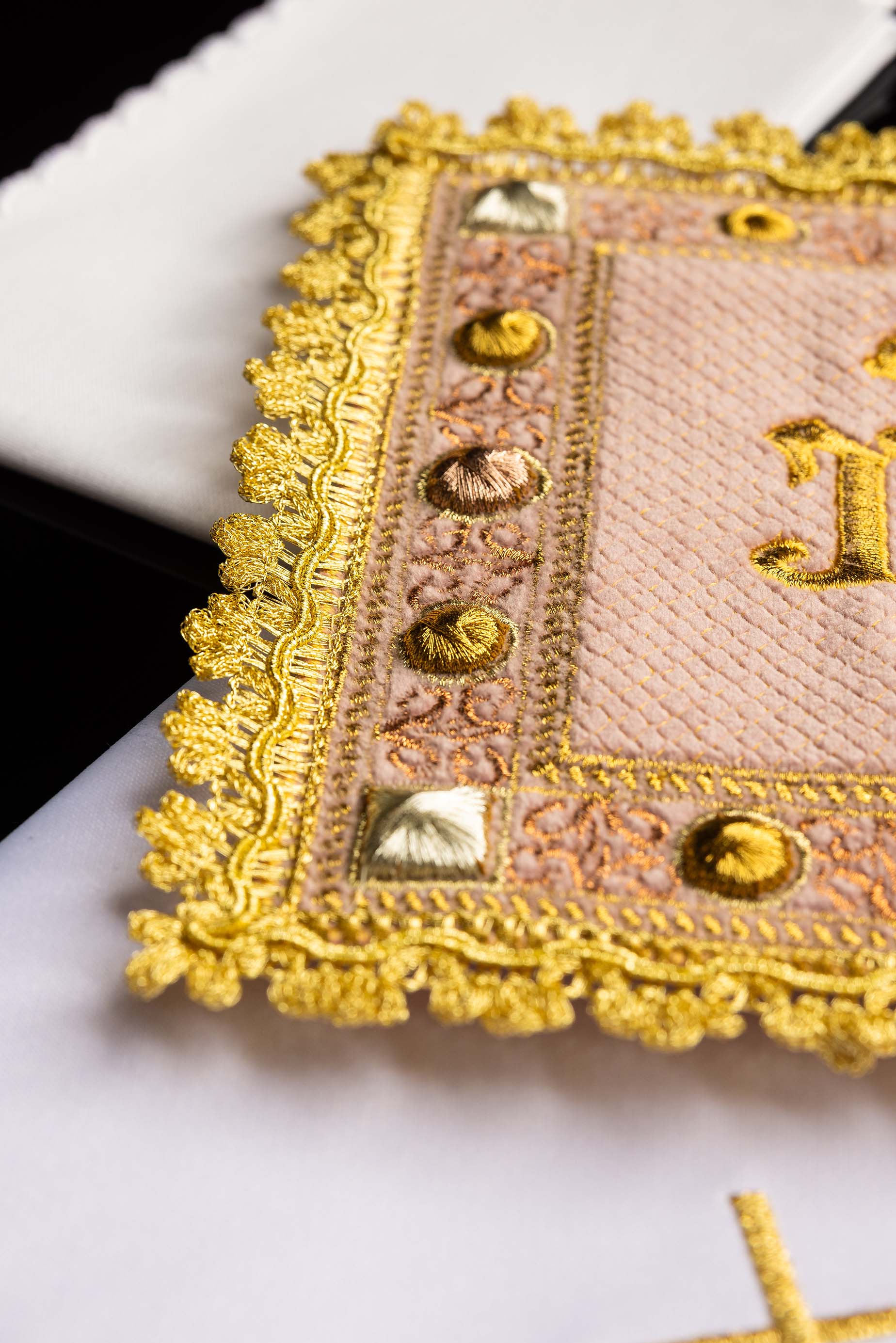 Zamatový komplet kalichový v ružovej farbe s vyšívaným symbolom IHS