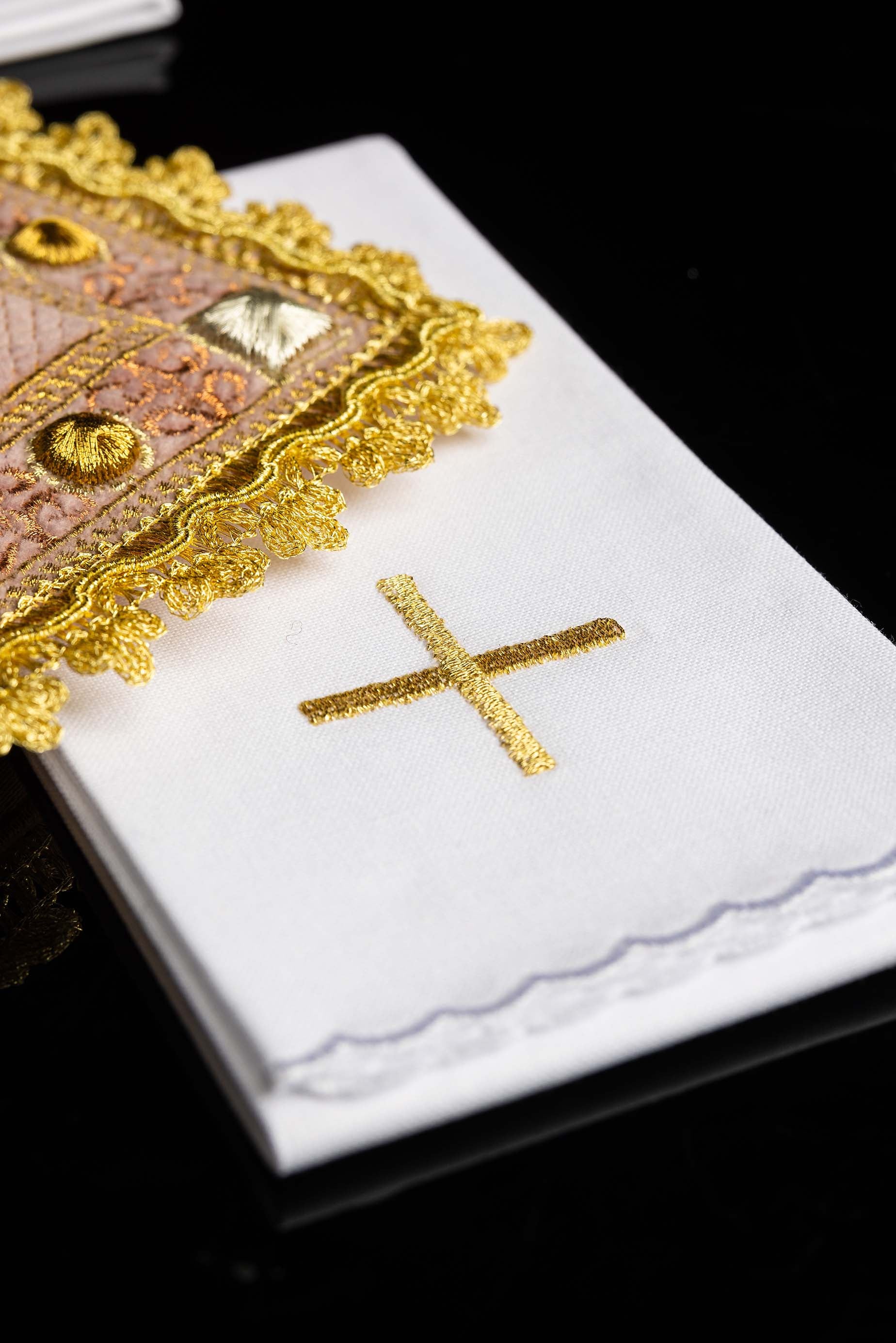 Zamatový komplet kalichový v ružovej farbe s vyšívaným symbolom IHS