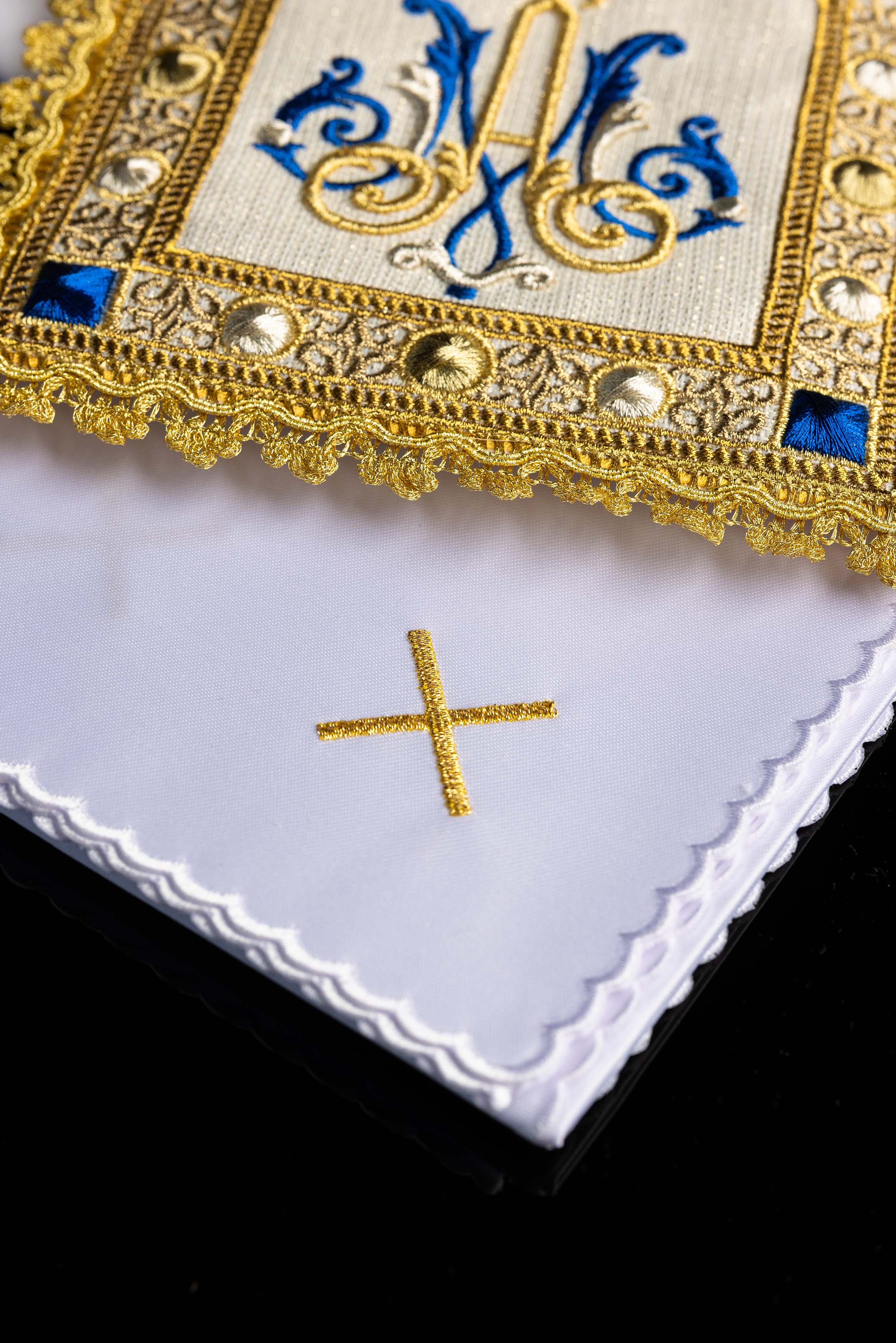 Vyšívaná kalíšková bielizeň so symbolom Panny Márie