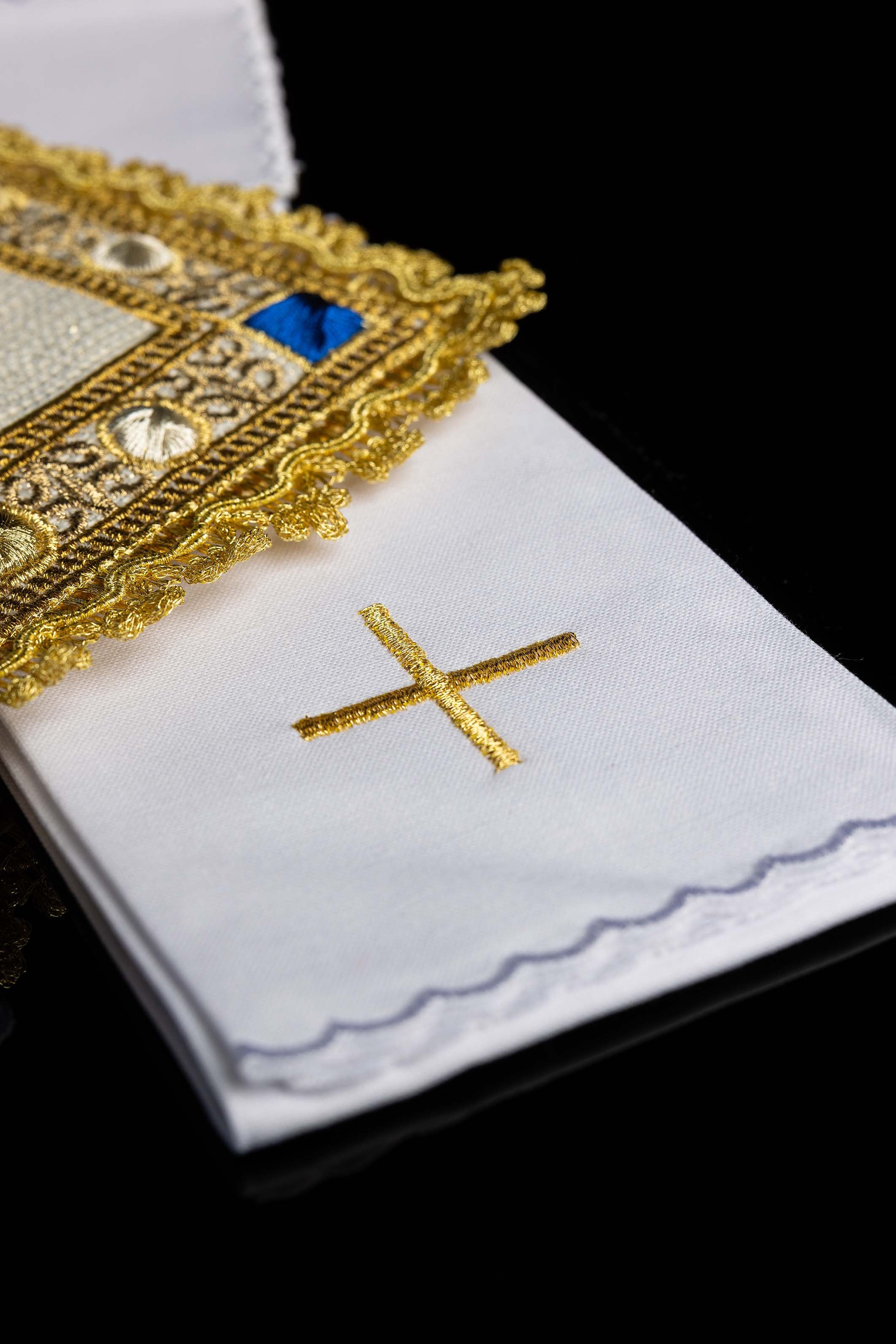 Vyšívaná kalíšková bielizeň so symbolom Panny Márie