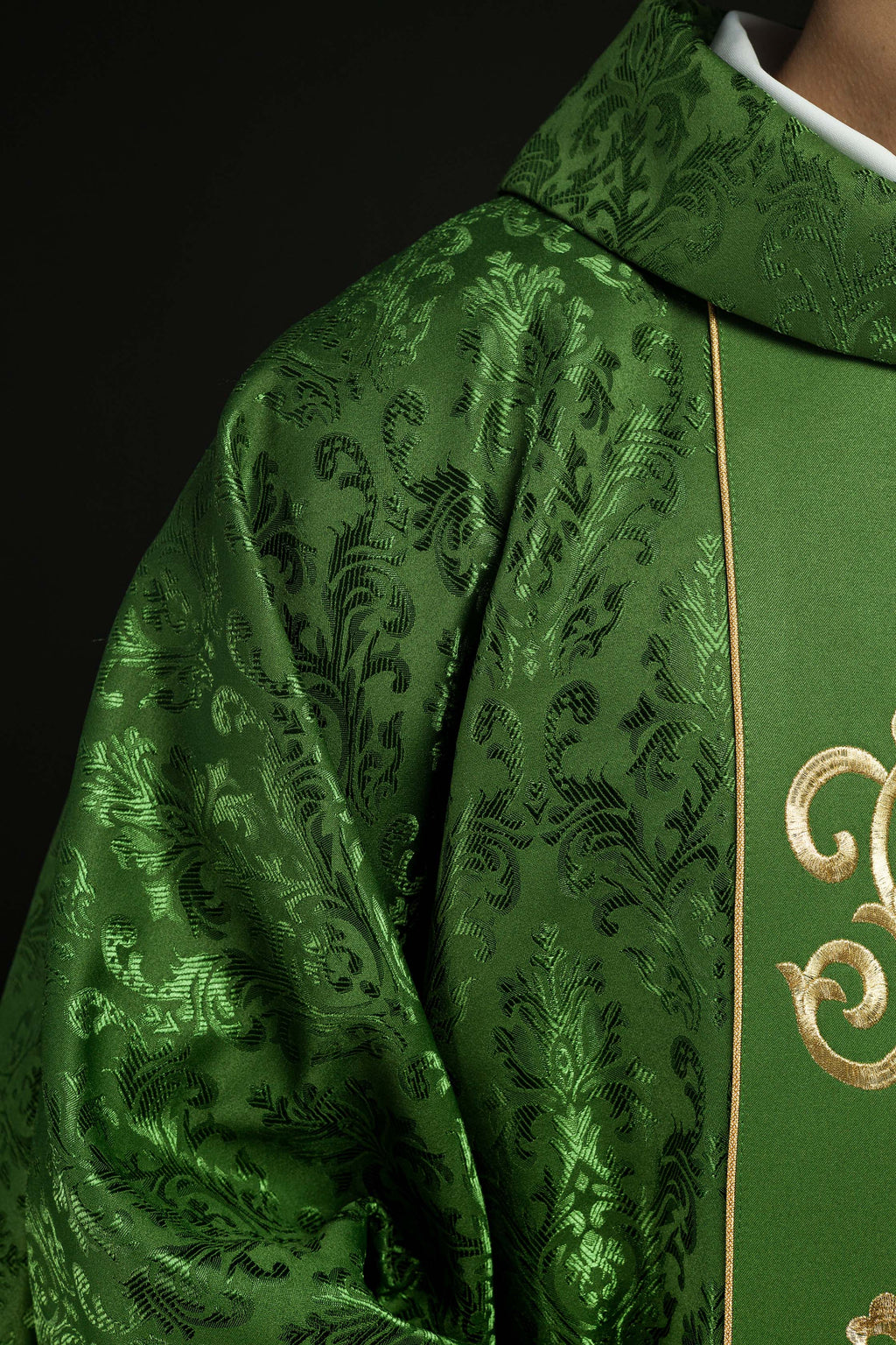 Zielony Ornat liturgiczny z bogato zdobionym pasem IHS - ORNATY.PL