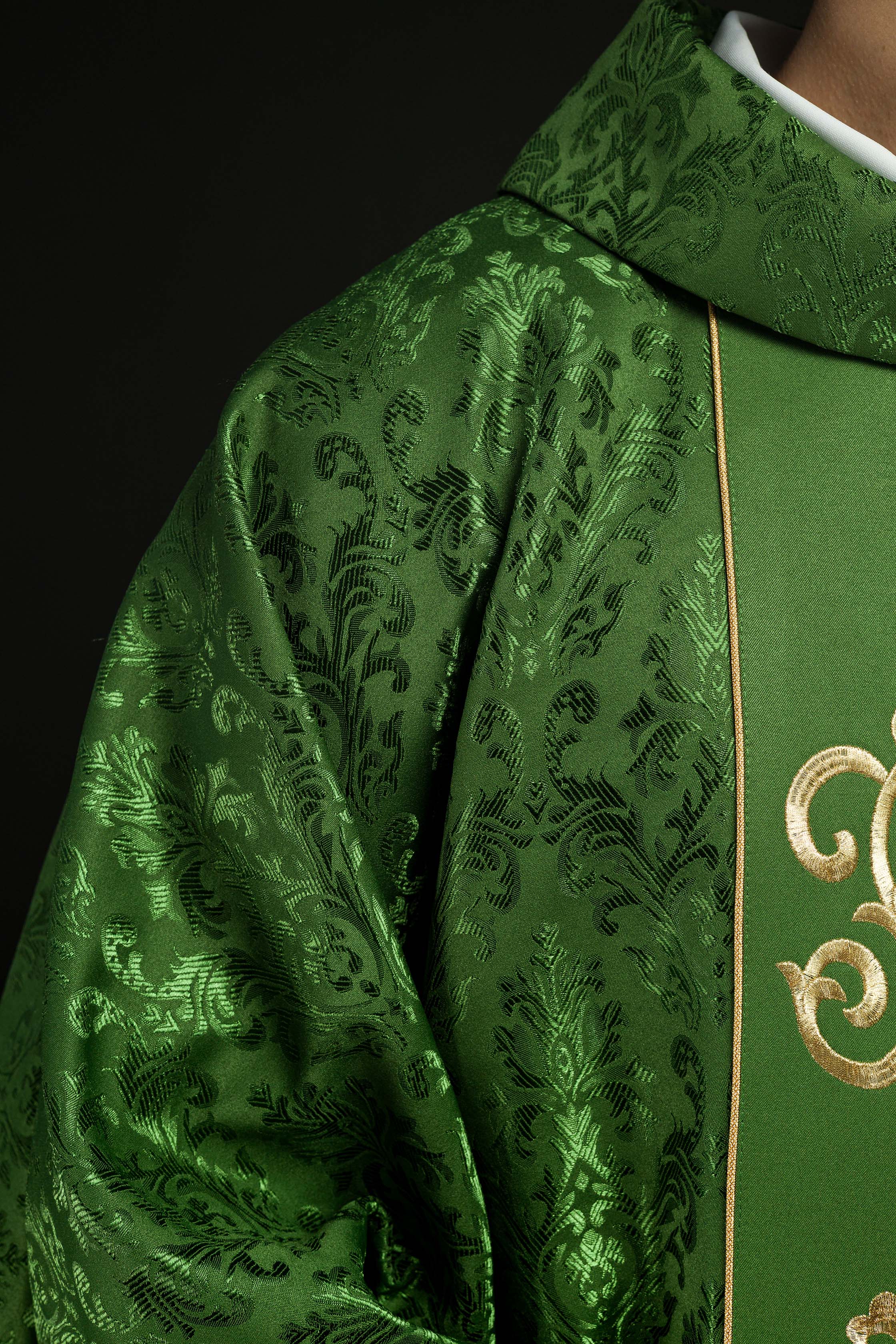 Zielony Ornat liturgiczny z bogato zdobionym pasem IHS - ORNATY.PL