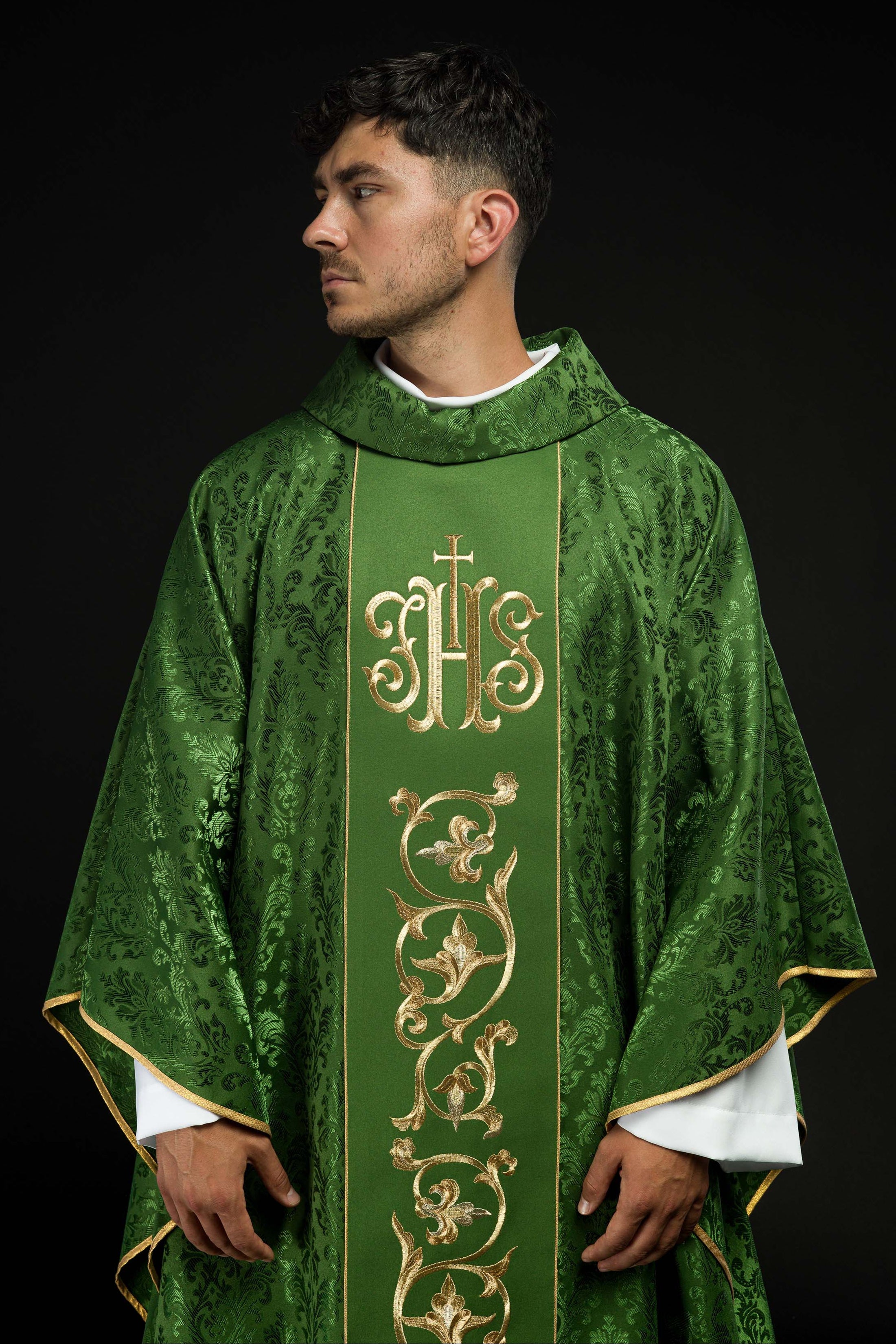 Zielony Ornat liturgiczny z bogato zdobionym pasem IHS - ORNATY.PL
