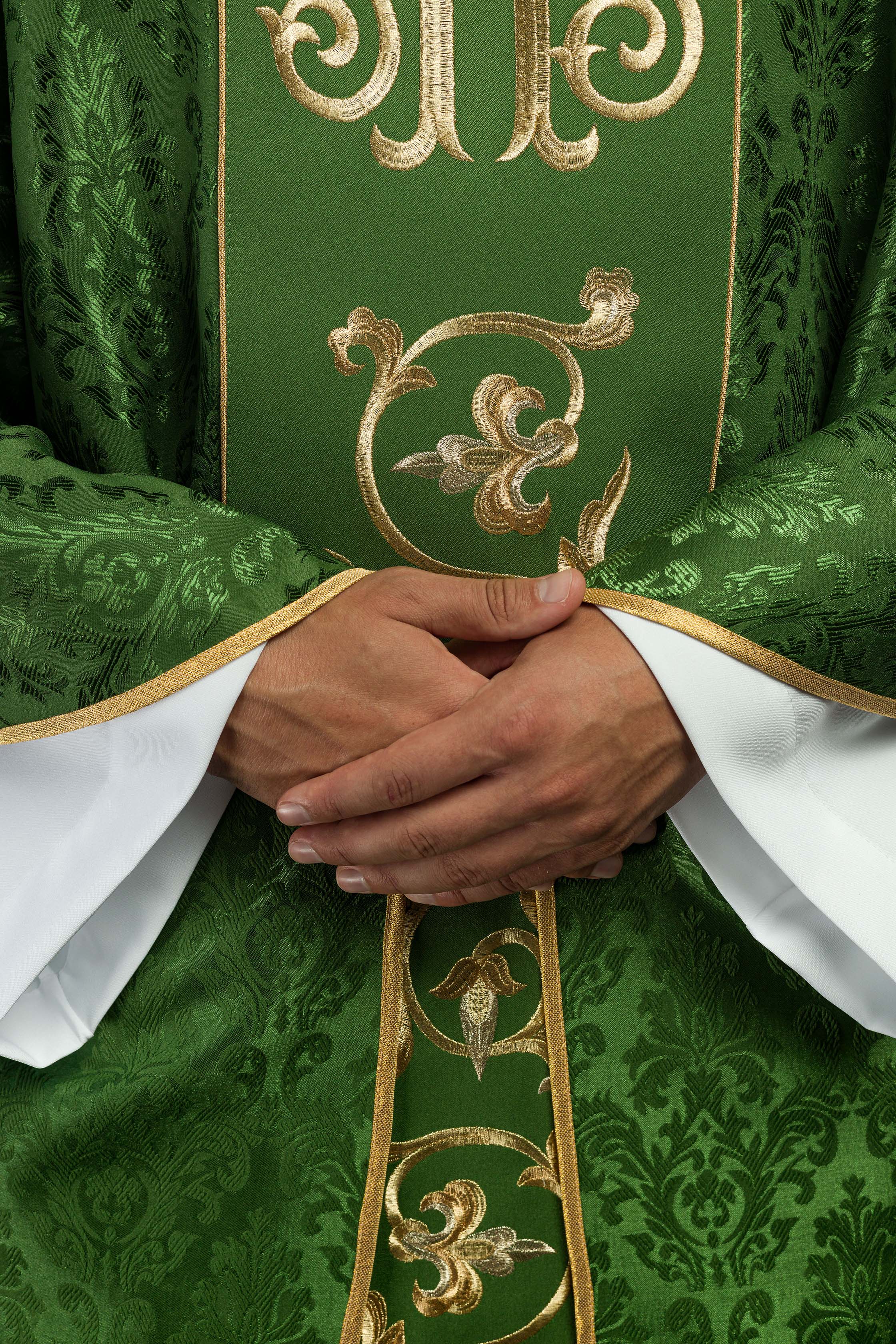 Zielony Ornat liturgiczny z bogato zdobionym pasem IHS - ORNATY.PL