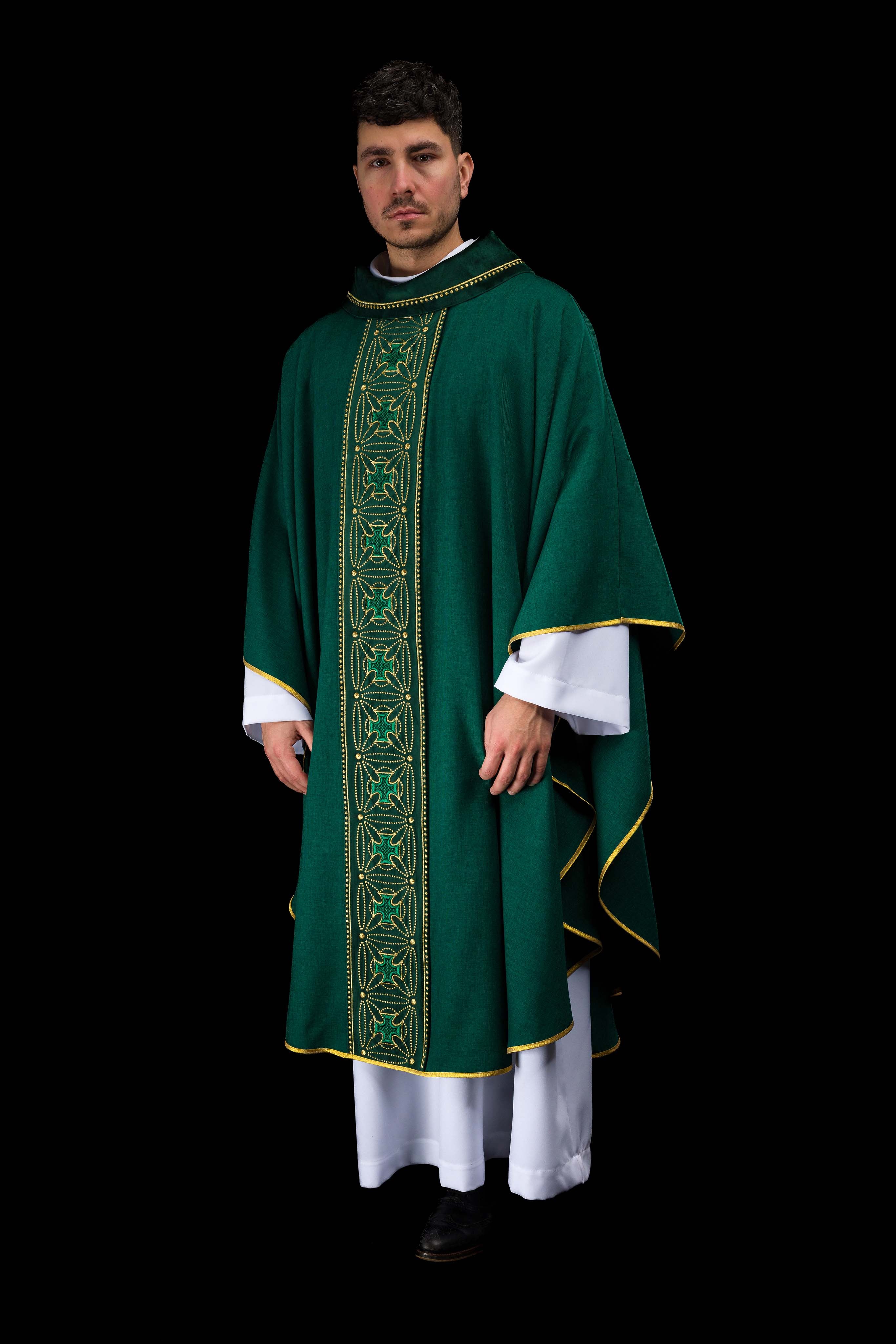 Ornat liturgiczny z bogato zdobionym pasem w krzyże w kolorze zielonym - ORNATY.PL