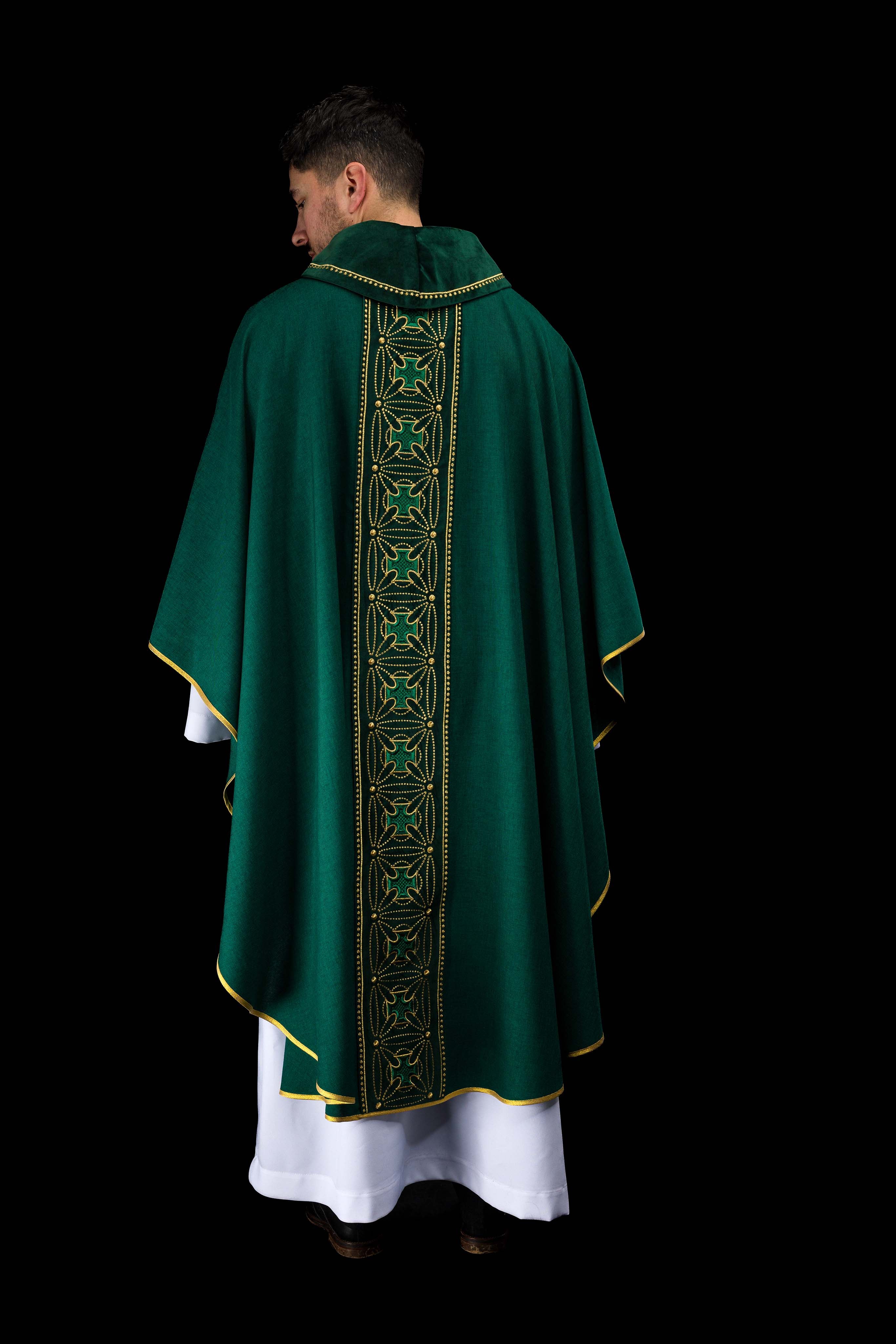 Ornat liturgiczny z bogato zdobionym pasem w krzyże w kolorze zielonym - ORNATY.PL