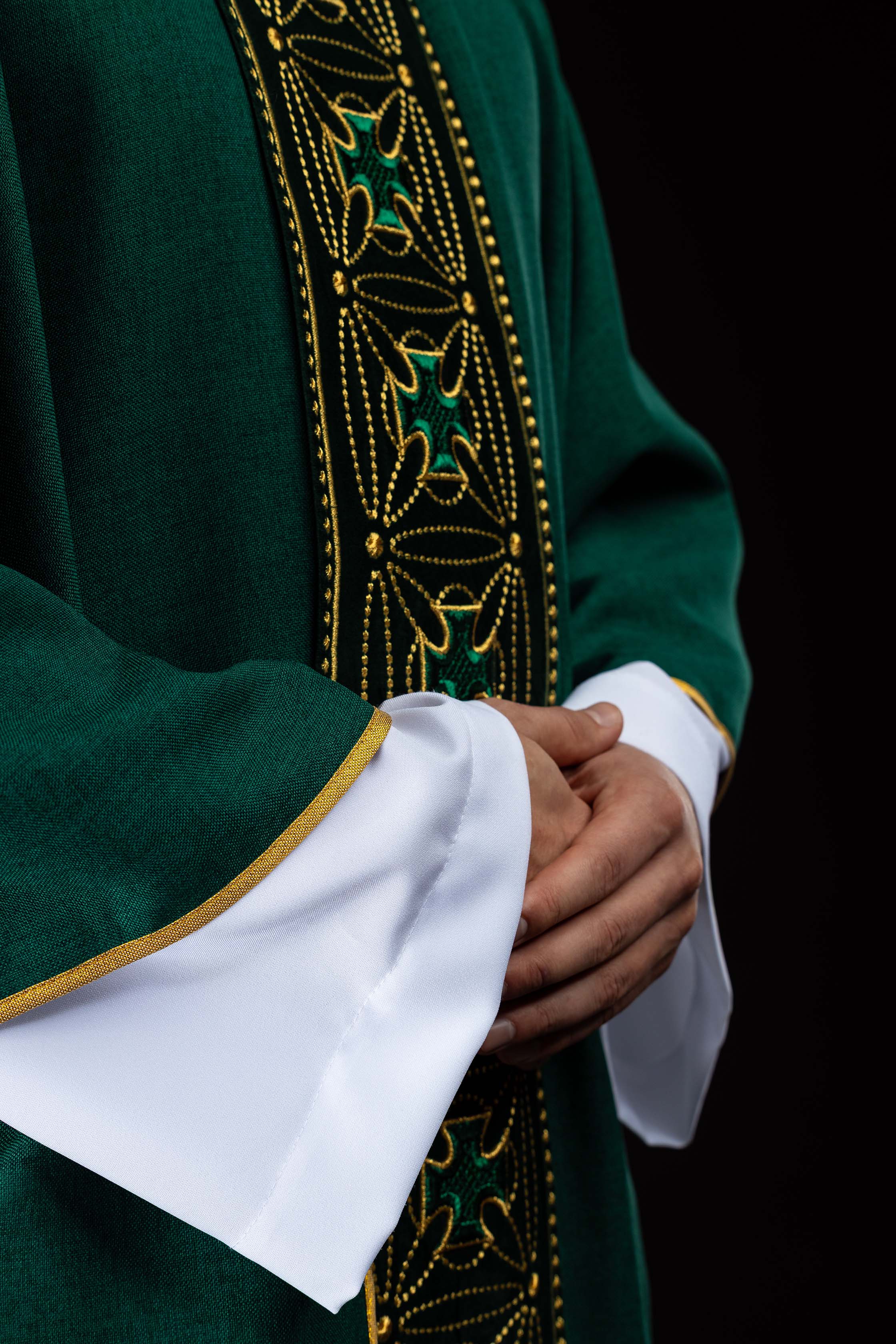 Ornat liturgiczny z bogato zdobionym pasem w krzyże w kolorze zielonym - ORNATY.PL