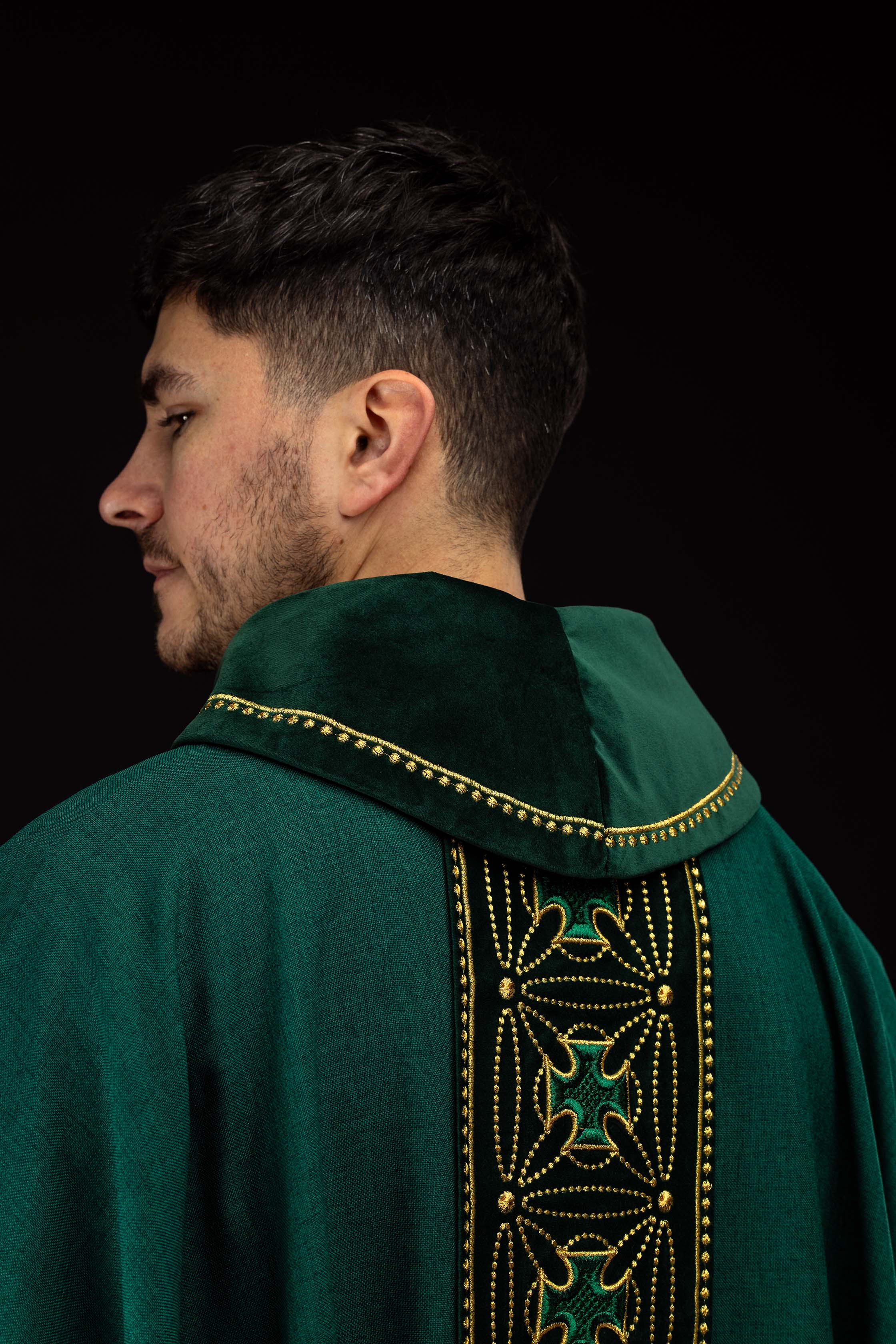 Ornat liturgiczny z bogato zdobionym pasem w krzyże w kolorze zielonym - ORNATY.PL