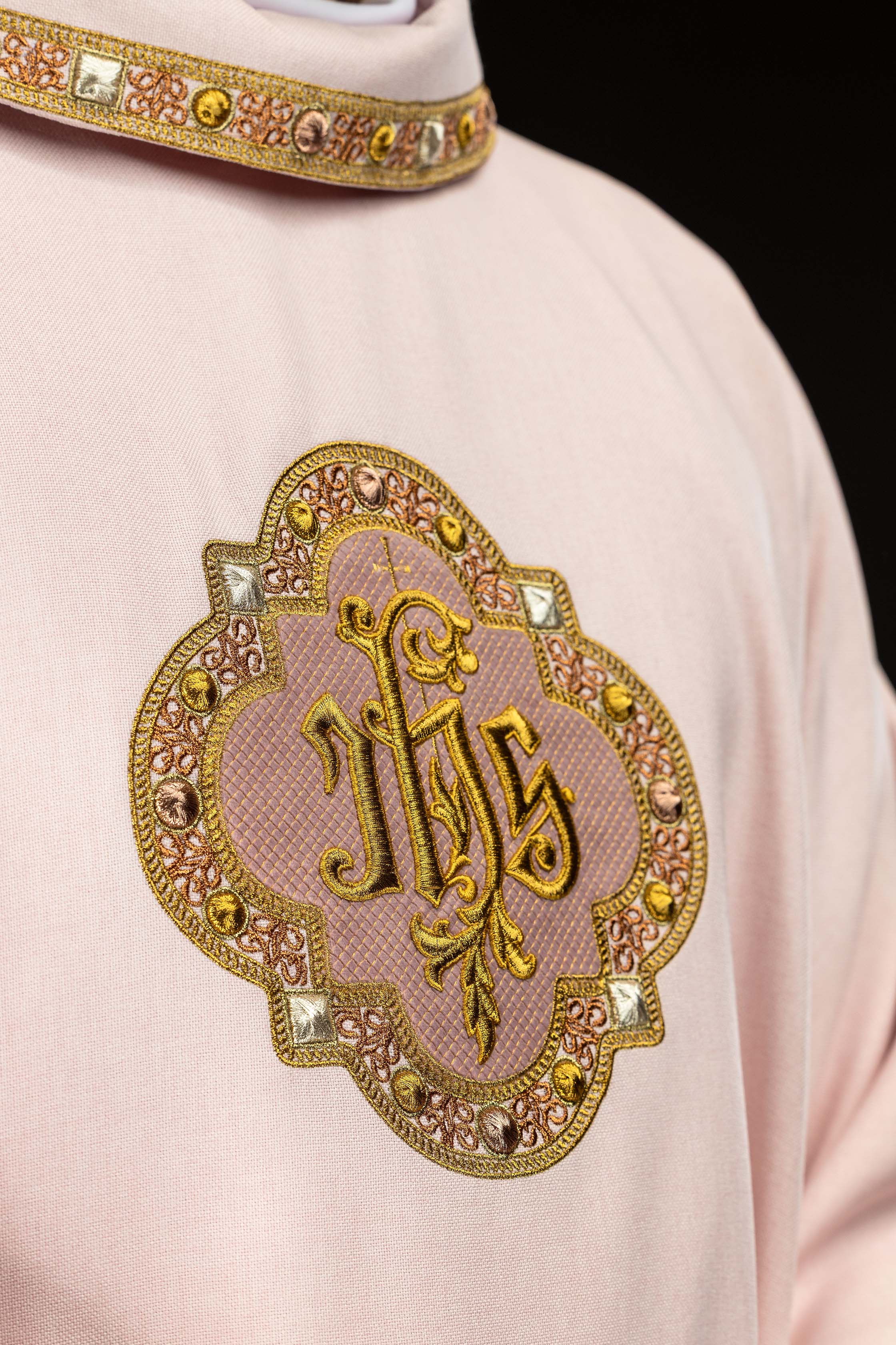 Ornat z lamówką wokół haftu IHS I kołnierza w kolorze różowym - ORNATY.PL