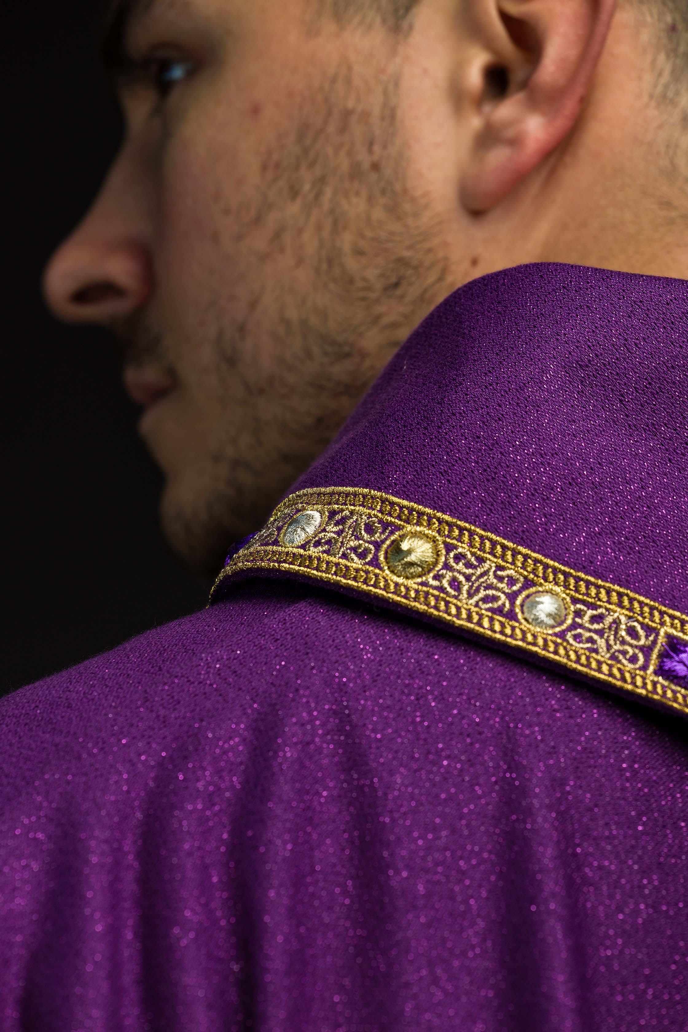 Ornat s veľkonočným baránkom ušitý z ozdobnej tkaniny