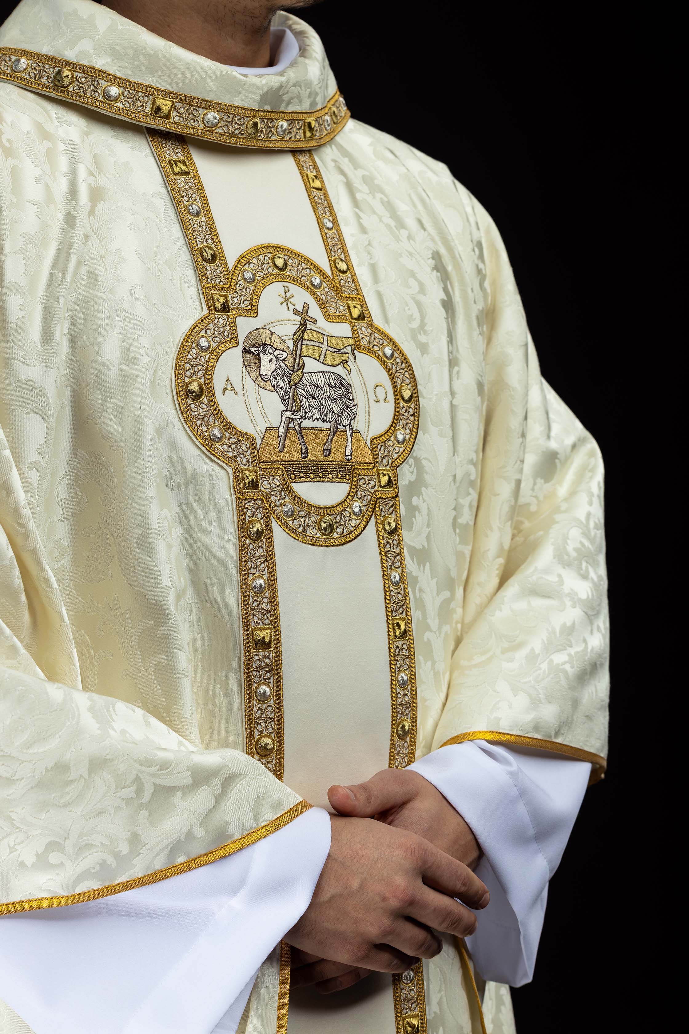 Ornat z pasem i haftem baranka wielkanocnego na tkaninie żakardowej - ORNATY.PL