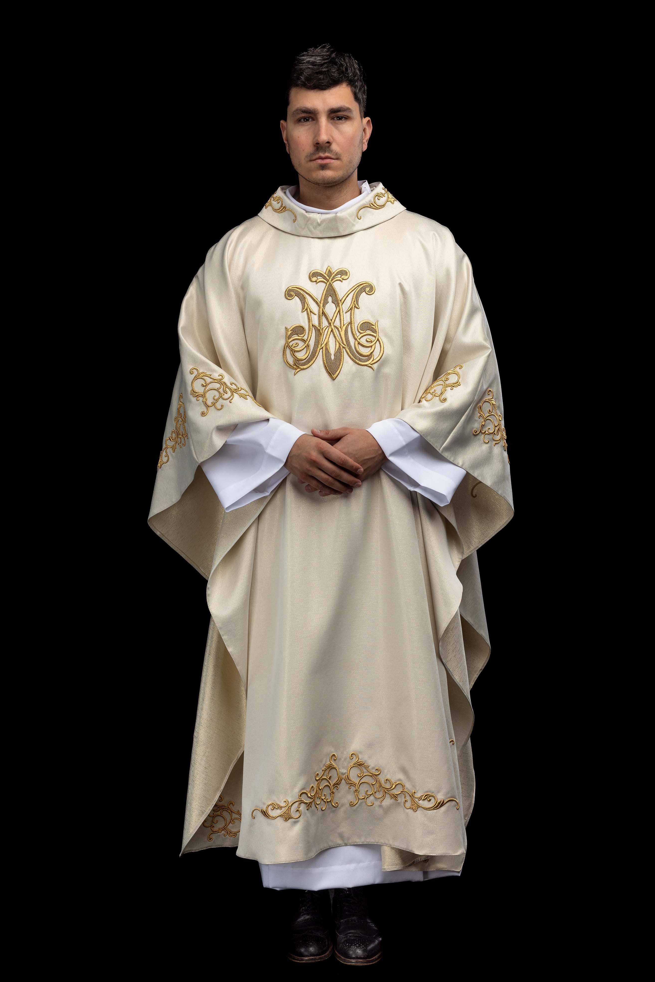 Liturgický ornát s vyšívaným mariánskym erbom a korunou