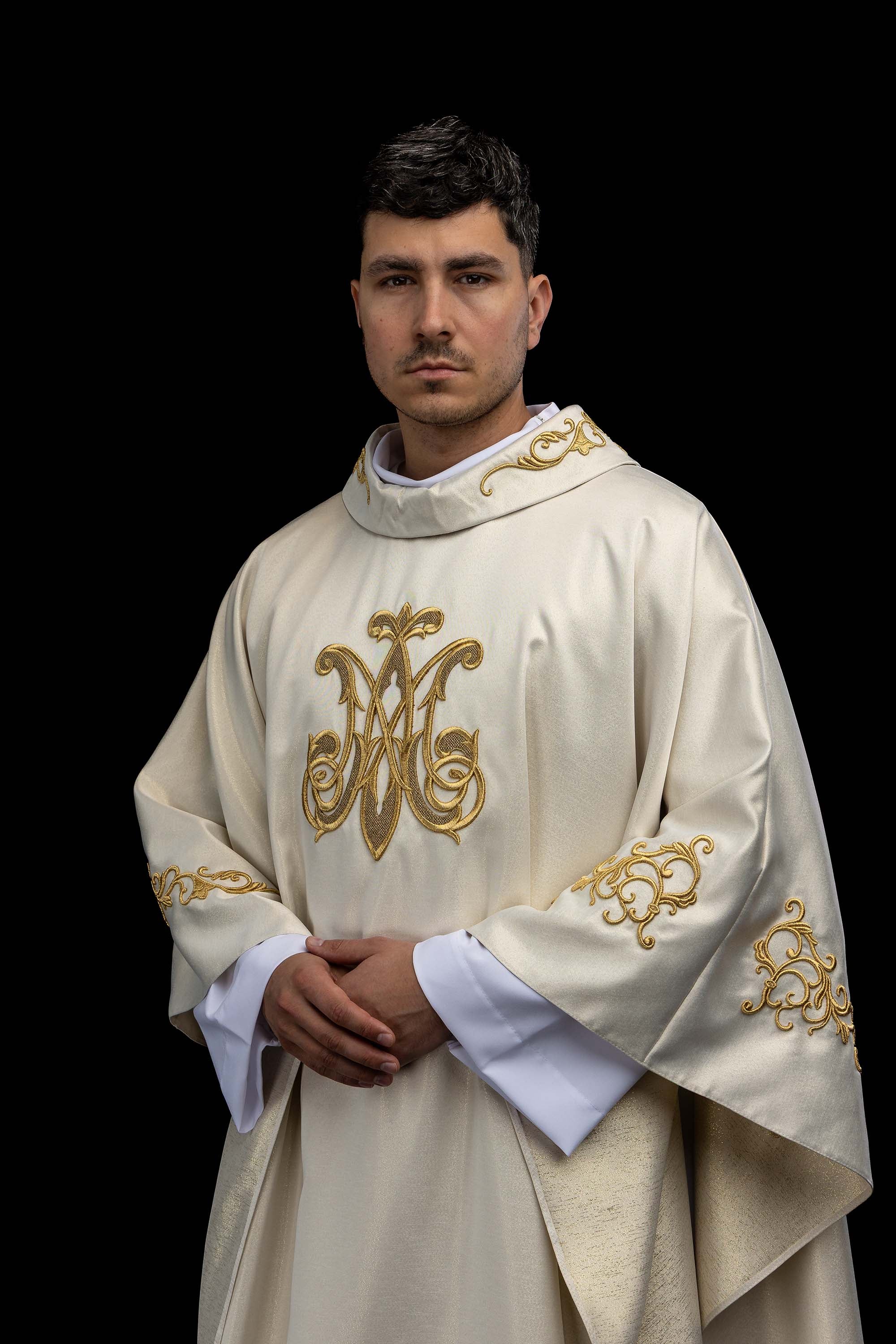 Liturgický ornát s vyšívaným mariánskym erbom a korunou