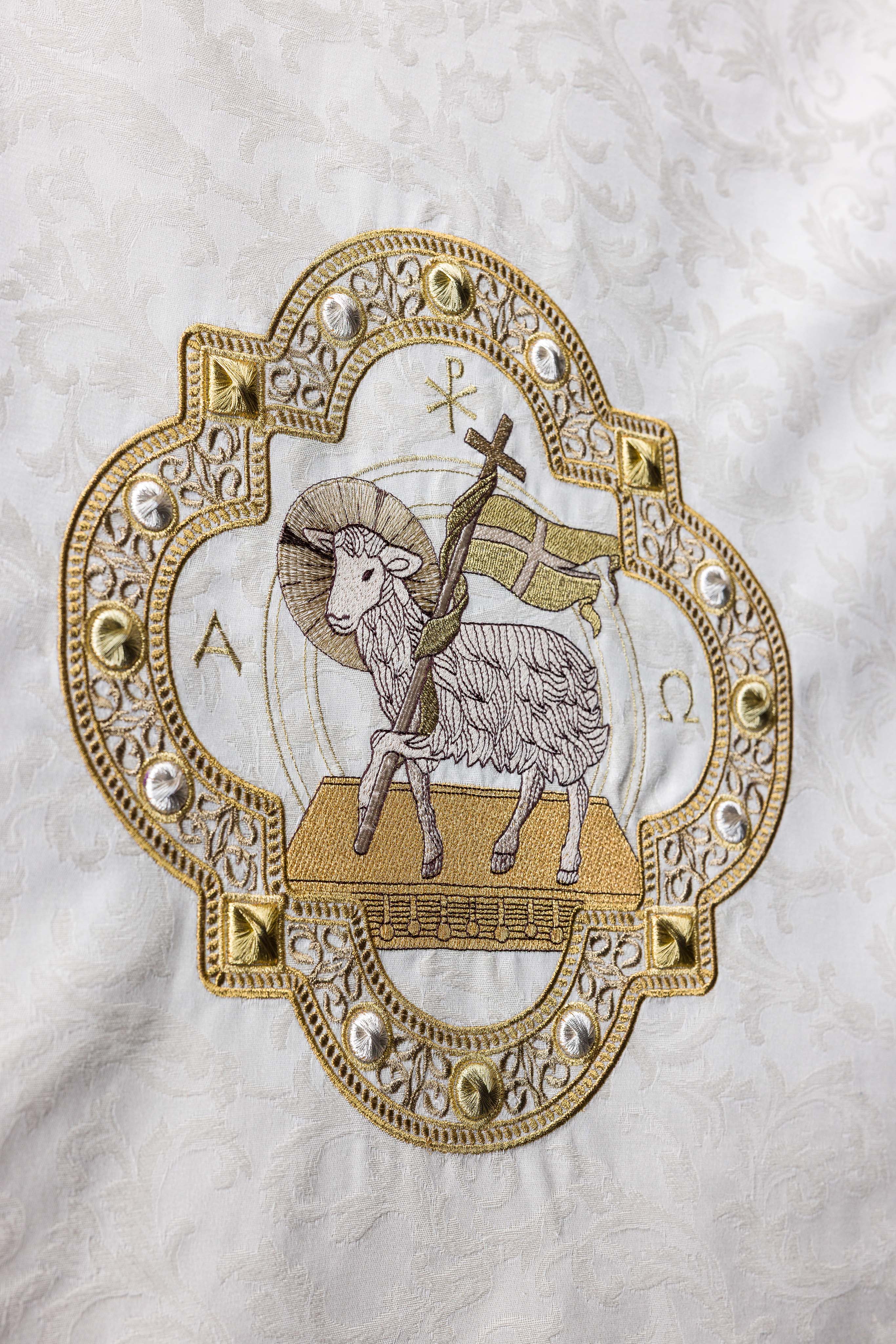 Ecru obrus na lektorium s mariánskym výšivkou