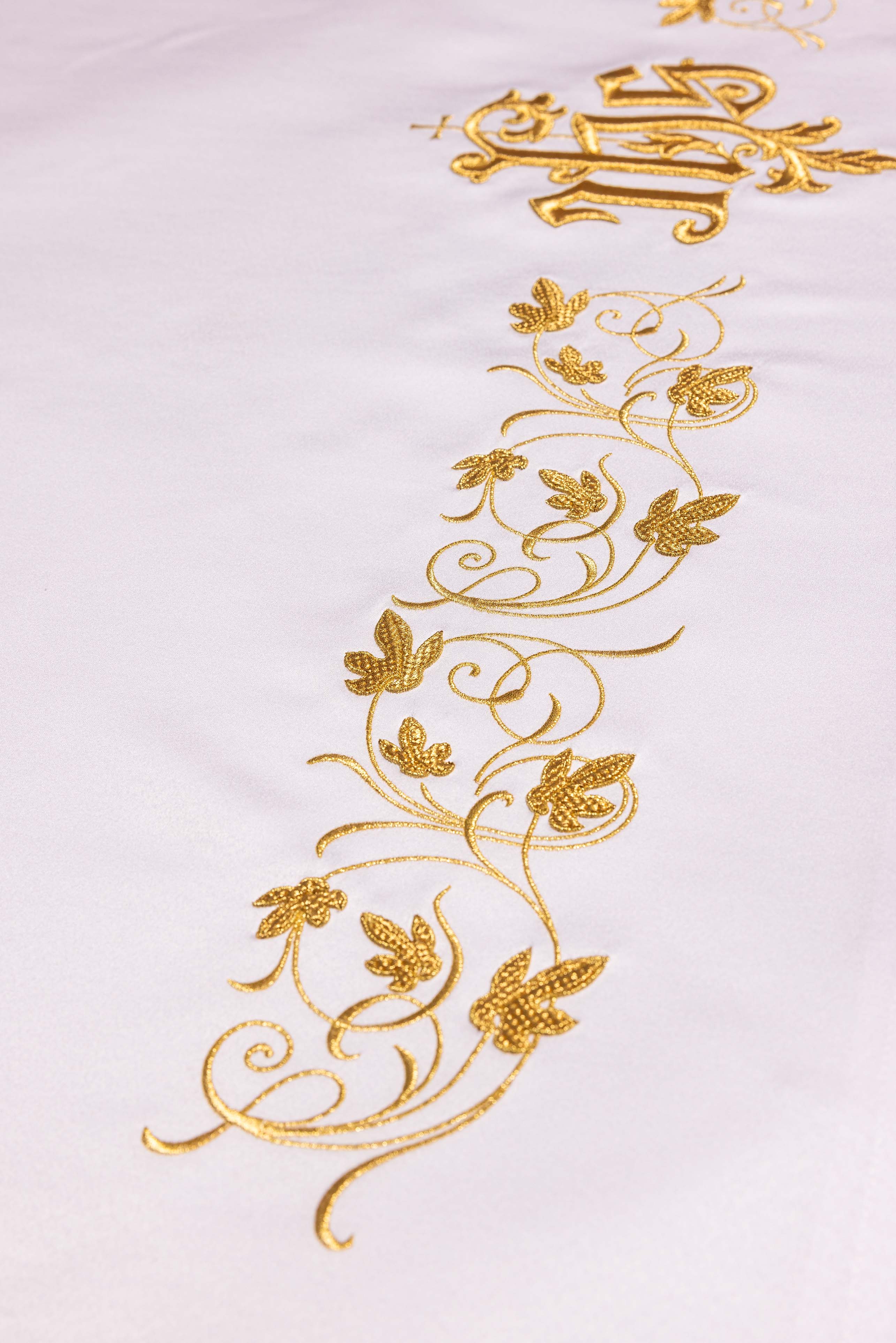 Obrus ołtarzowy z haftowanym symbolem IHS - ORNATY.PL